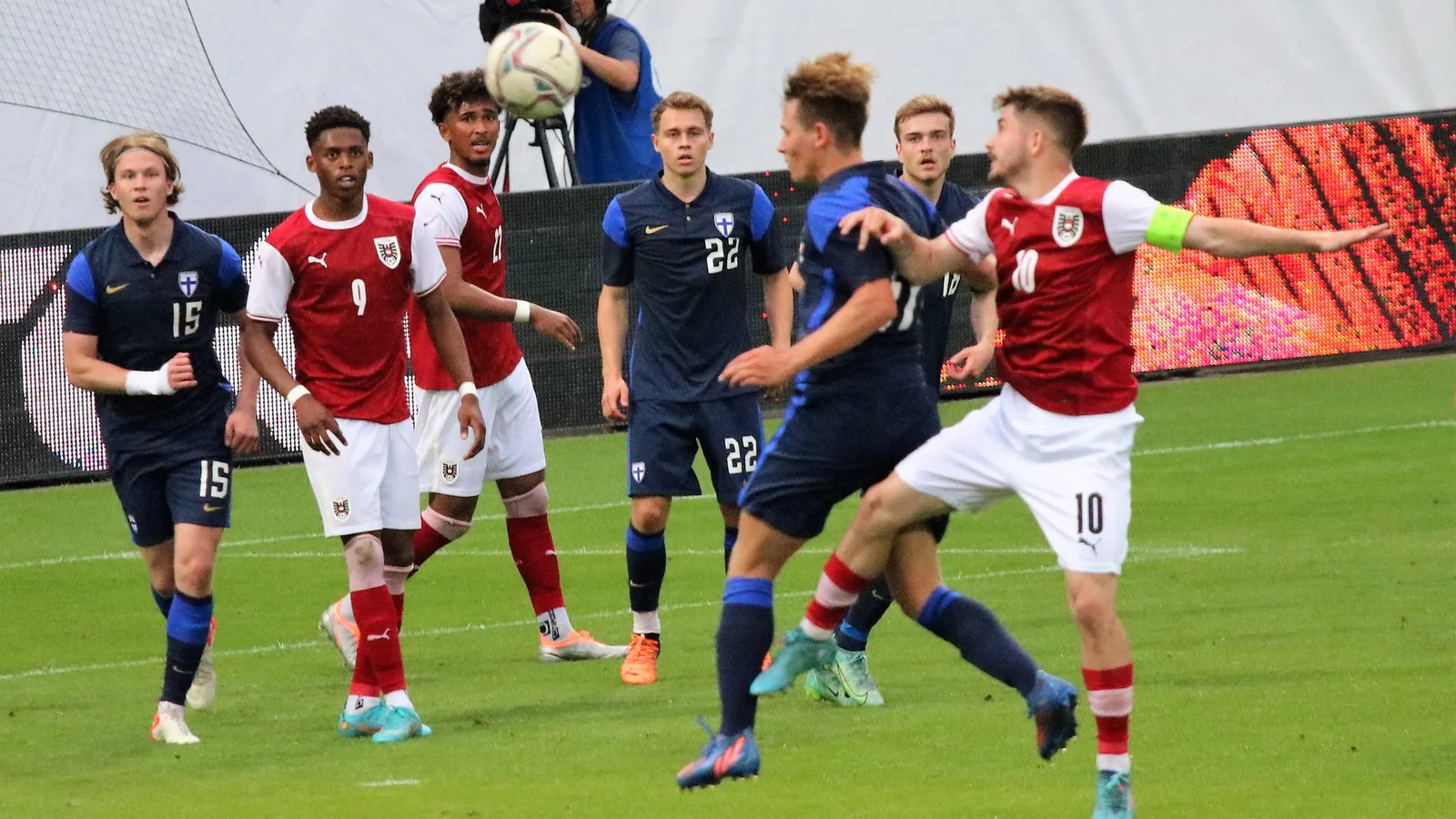 Архивен кадър: Чуквуубуйке Адаму (№9) за Австрия U21 срещу Финландия през 2022 г., не от мача с Косово. Werner100359 / Wikimedia Commons, CC BY-SA 4.0, изрязано до 16:9. Източник: https://commons.wikimedia.org/wiki/File:UEFA_Euro_2023_Qualifiers_Austria_vs._Finland_(2022-06-03)_69.jpg ; лиценз: https://creativecommons.org/licenses/by-sa/4.0/