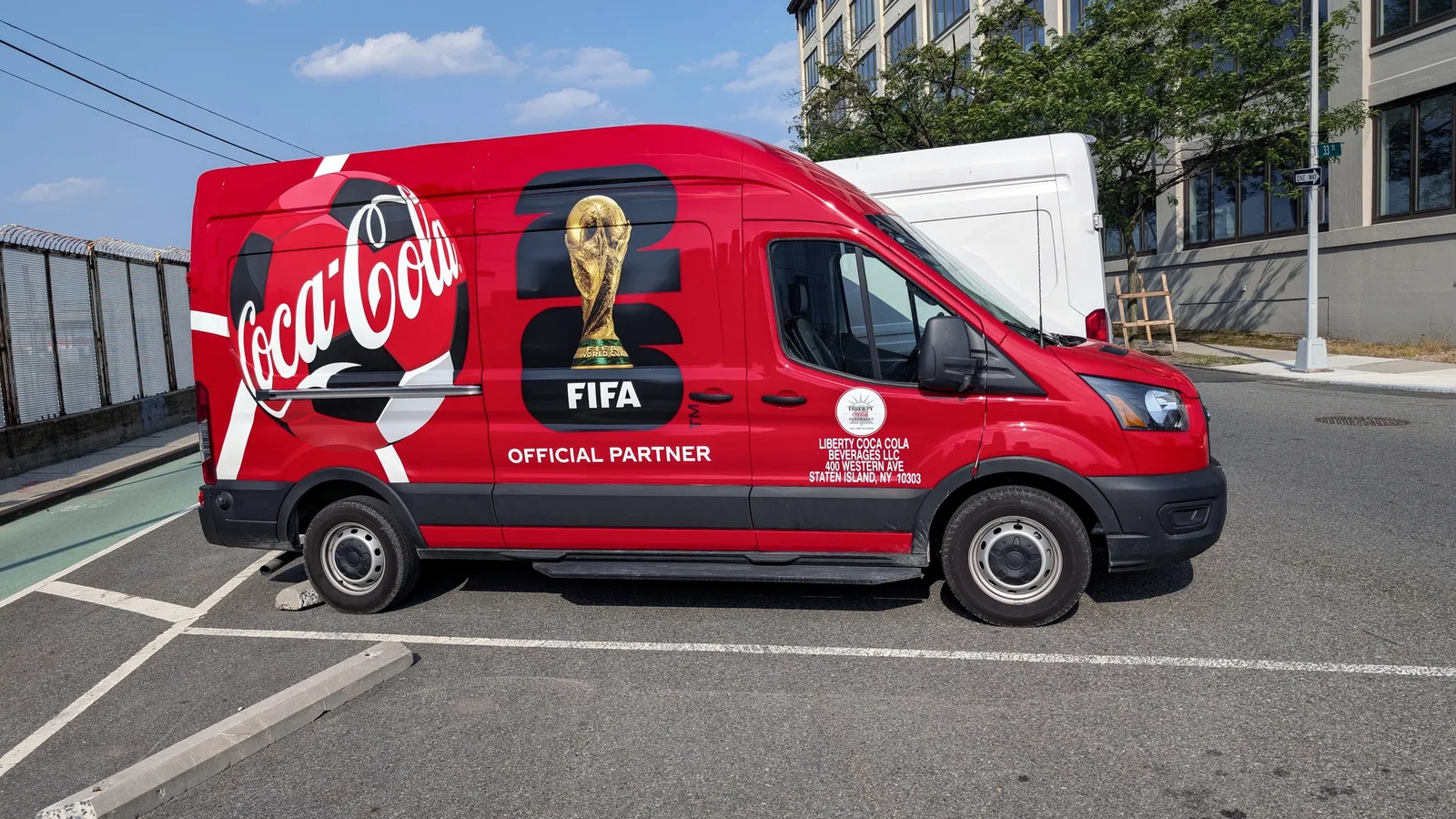 Рекламен автомобил на Coca-Cola като официален партньор на Световното първенство по футбол през 2026 година