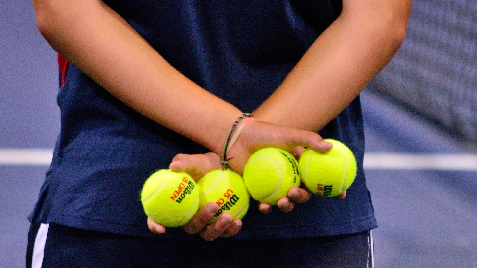 Болбой държи четири нови тенис топки по време на US Open — архивен кадър