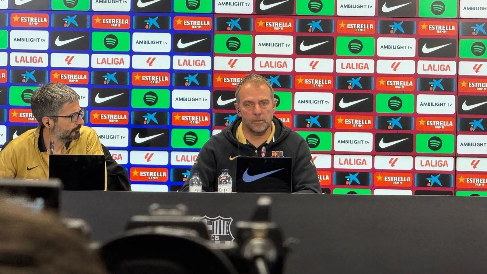 Ханзи Флик на пресконференция на Барселона през април 2025 година — архивен кадър