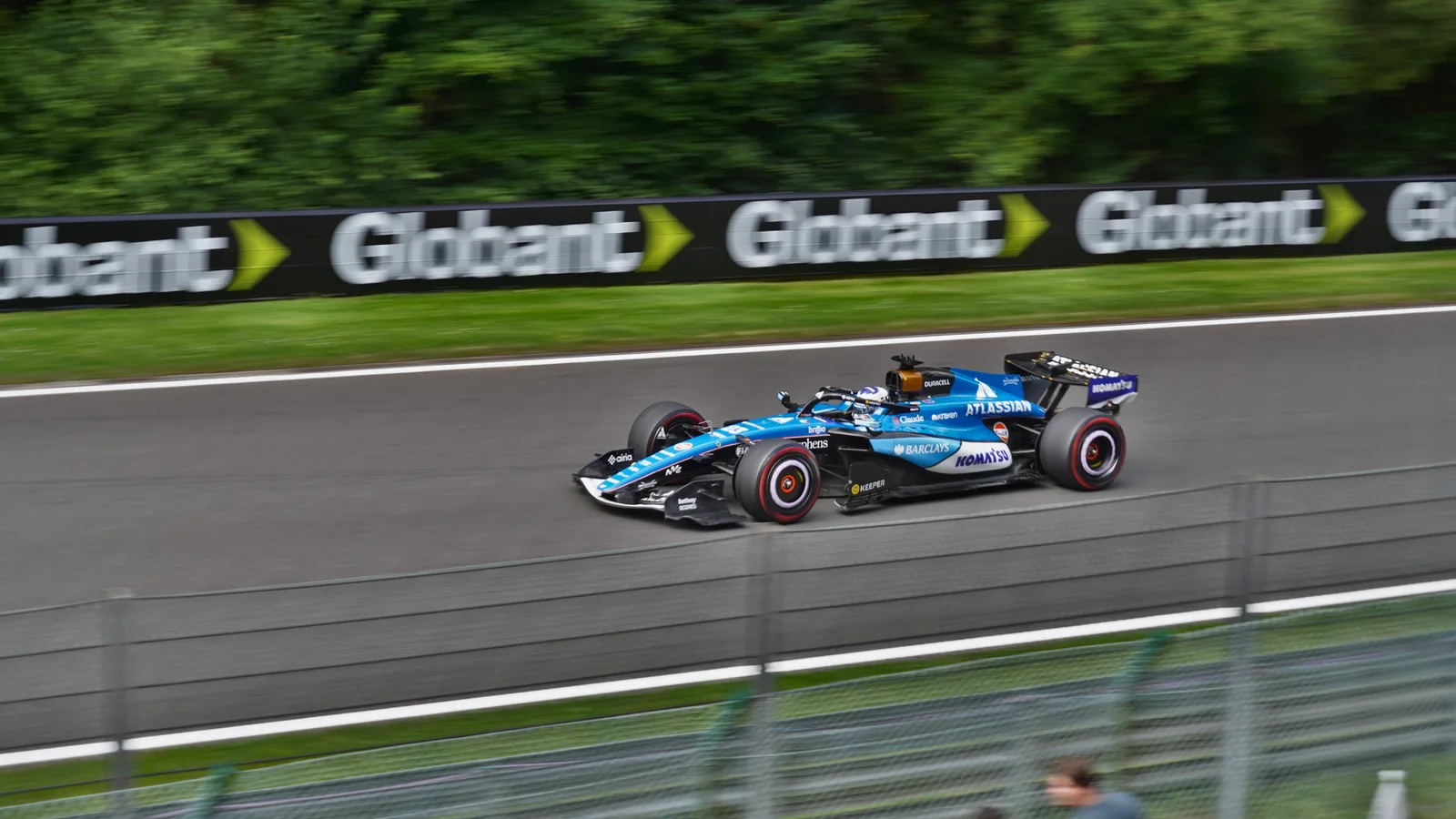 Болидът Williams FW48 на Алекс Албон на пистата „Спа-Франкоршан“ през юли 2026 г. — архивен кадър преди пакета за Баку