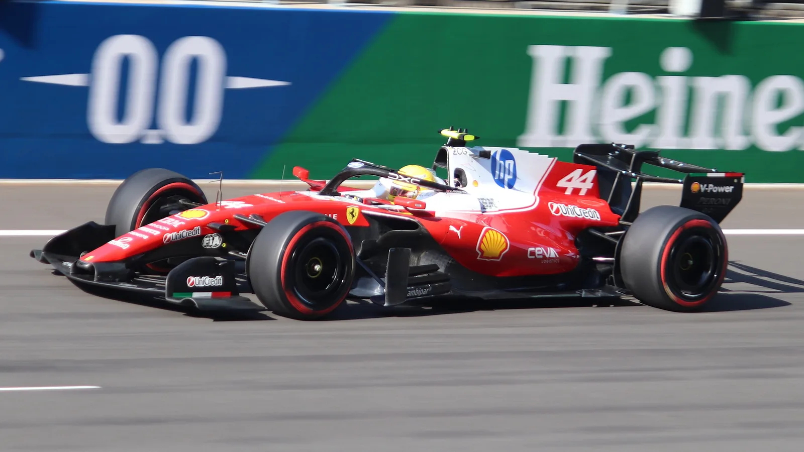 Люис Хамилтън управлява болида Ferrari SF-26 по време на квалификацията за Гран при на Китай през 2026 година — архивен кадър