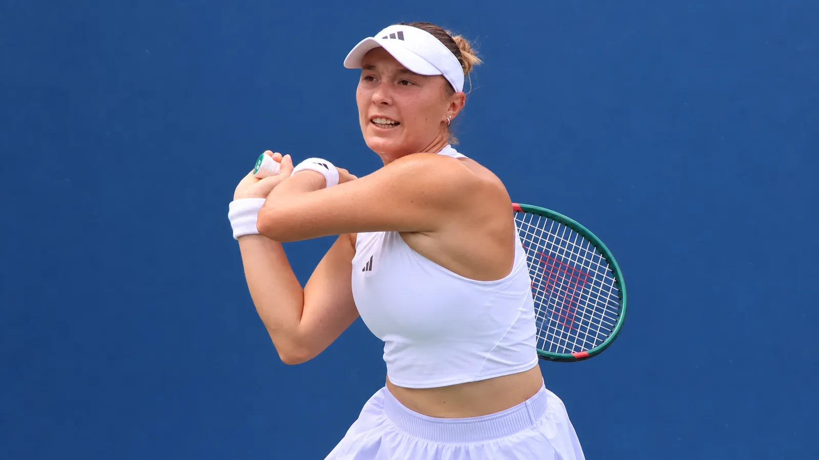 Алина Чараева на тенис корт — архивна редакционна обработка на кадър от US Open 2026