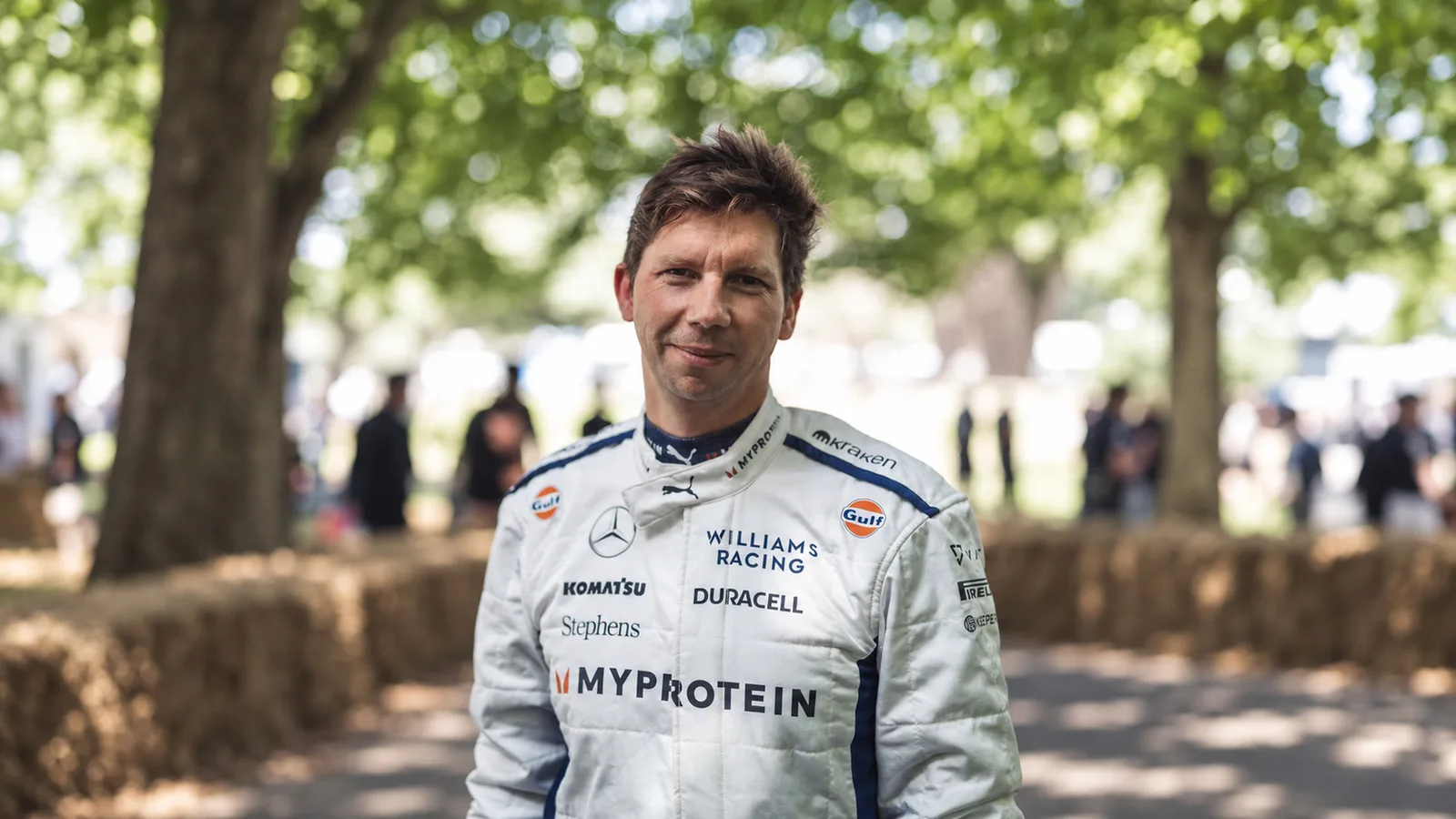 Джеймс Ваулс с екип на Williams Racing на фестивала в Гудууд през 2024 г. — архивен редакционен кадър, не от Баку; разширен фон