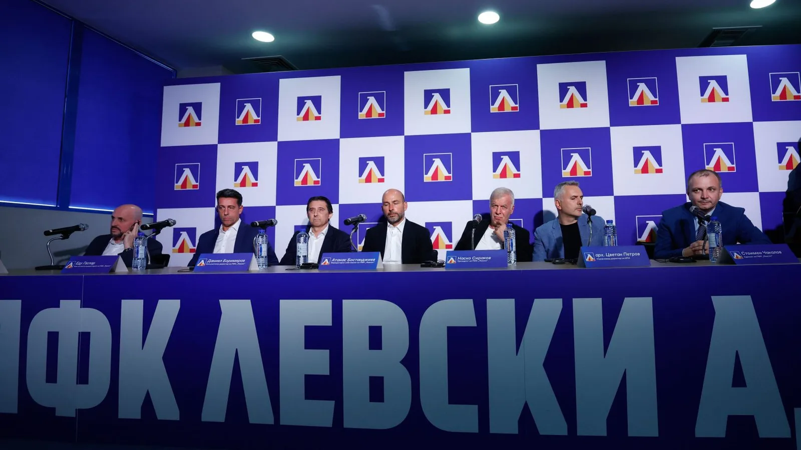 Еду Гаспар (вляво) на пресконференция на Левски при представяне на новия Съвет на директорите през септември 2026 г.
