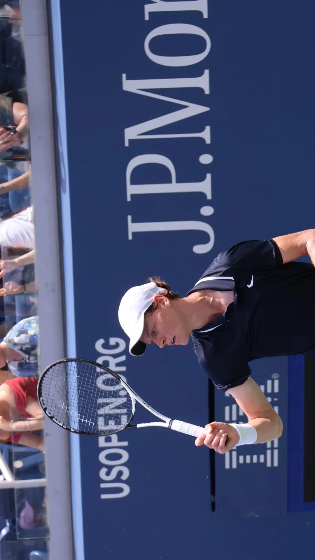 Яник Синер по време на тренировка на твърд корт преди US Open през 2024 година — архивен кадър