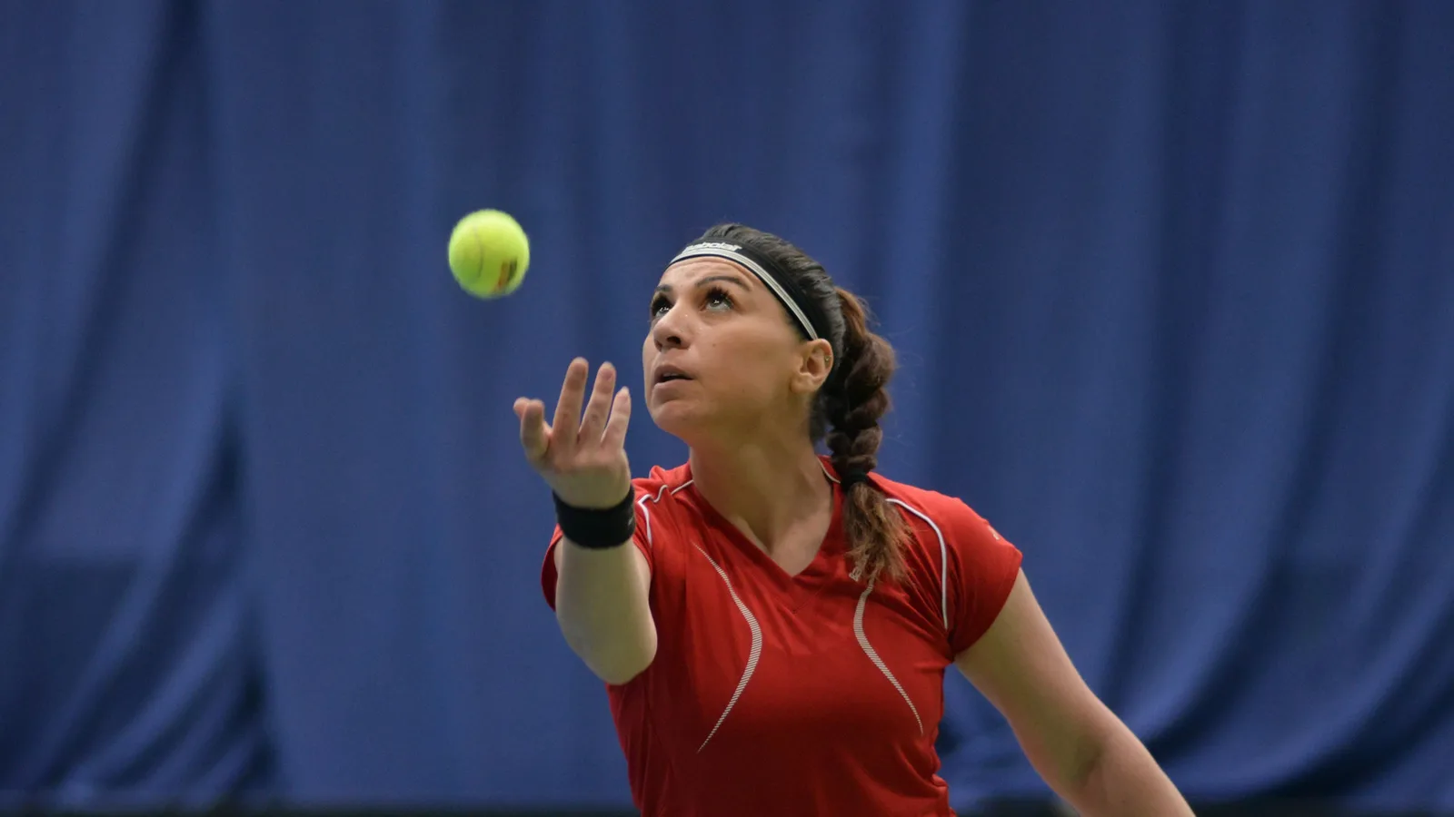 Екатерине Горгодзе при изпълнение на сервис — архивен кадър от Fed Cup 2015, не от мача в Толентино
