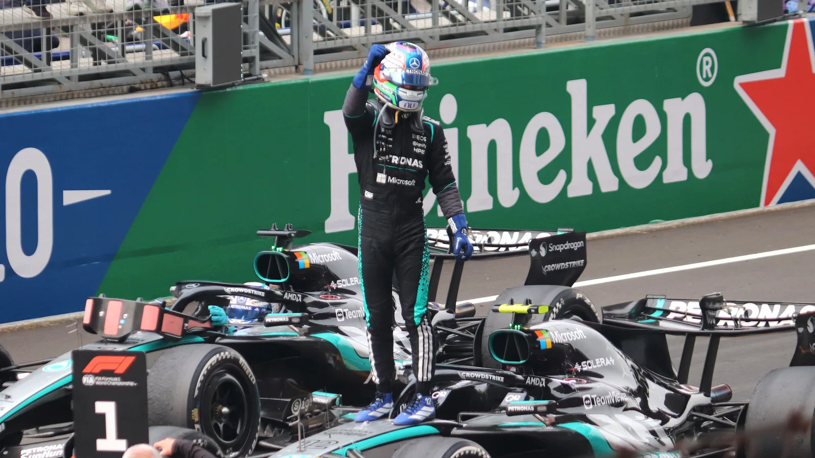 Кими Антонели празнува върху болида на Mercedes след Гран при на Китай през 2026 година — архивен кадър