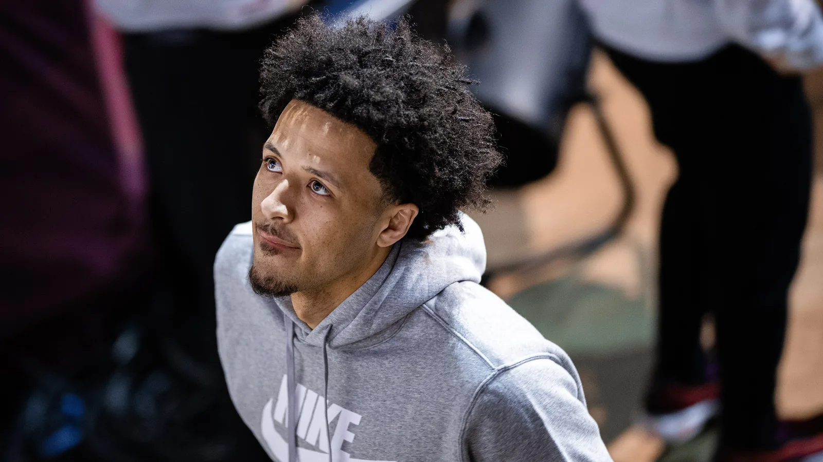Кейд Кънингам по време на NBA All-Star уикенда през февруари 2022 г. — архивна снимка, не от изявлението за Джейлън Дюрен. Erik Drost / Wikimedia Commons, CC BY 2.0 (https://creativecommons.org/licenses/by/2.0/); оригинал: https://commons.wikimedia.org/wiki/File:Cade_Cunningham_(51915113234).jpg; изрязано до 16:9.
