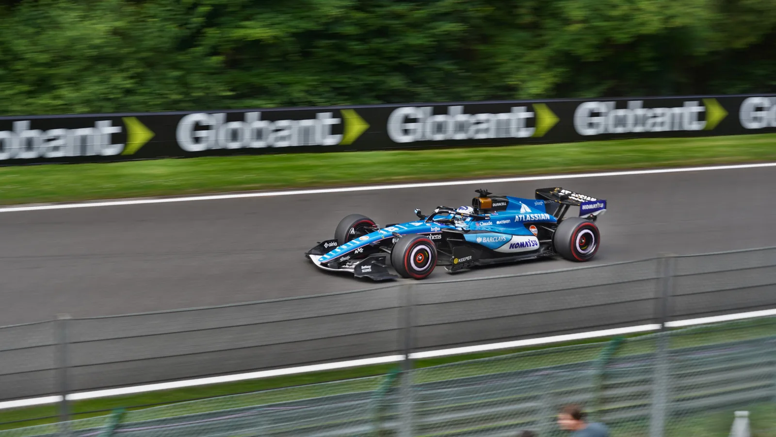 Болидът Williams FW48 на Алекс Албон по време на Гран при на Белгия през 2026 г. — архивен кадър, преди промените за Баку