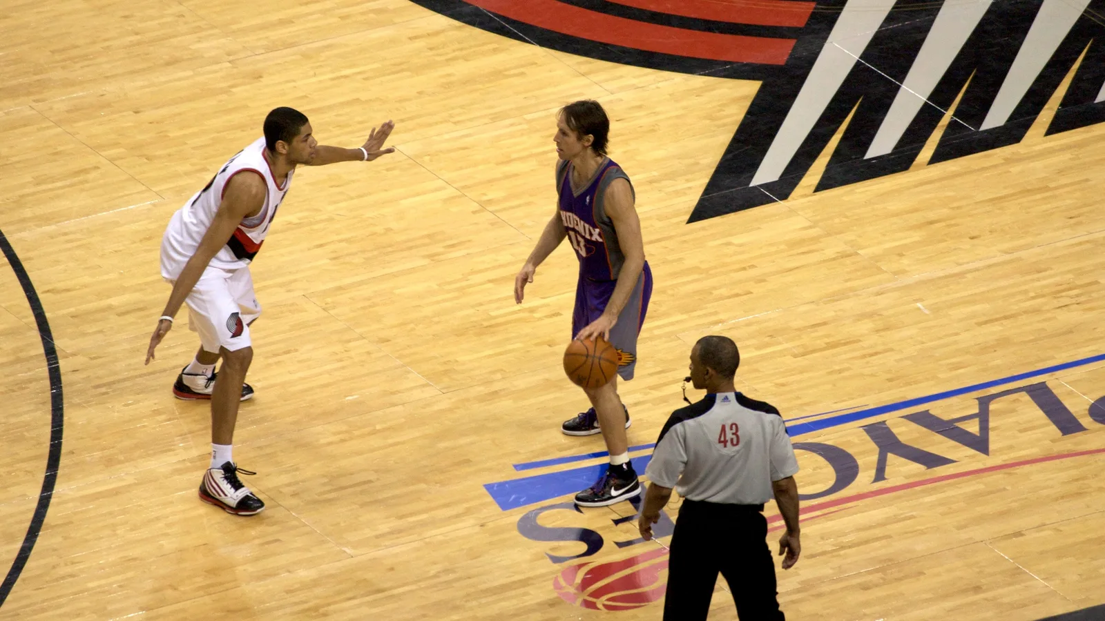 Никола Батум пази Стив Неш в мач от плейофите на NBA през 2010 година