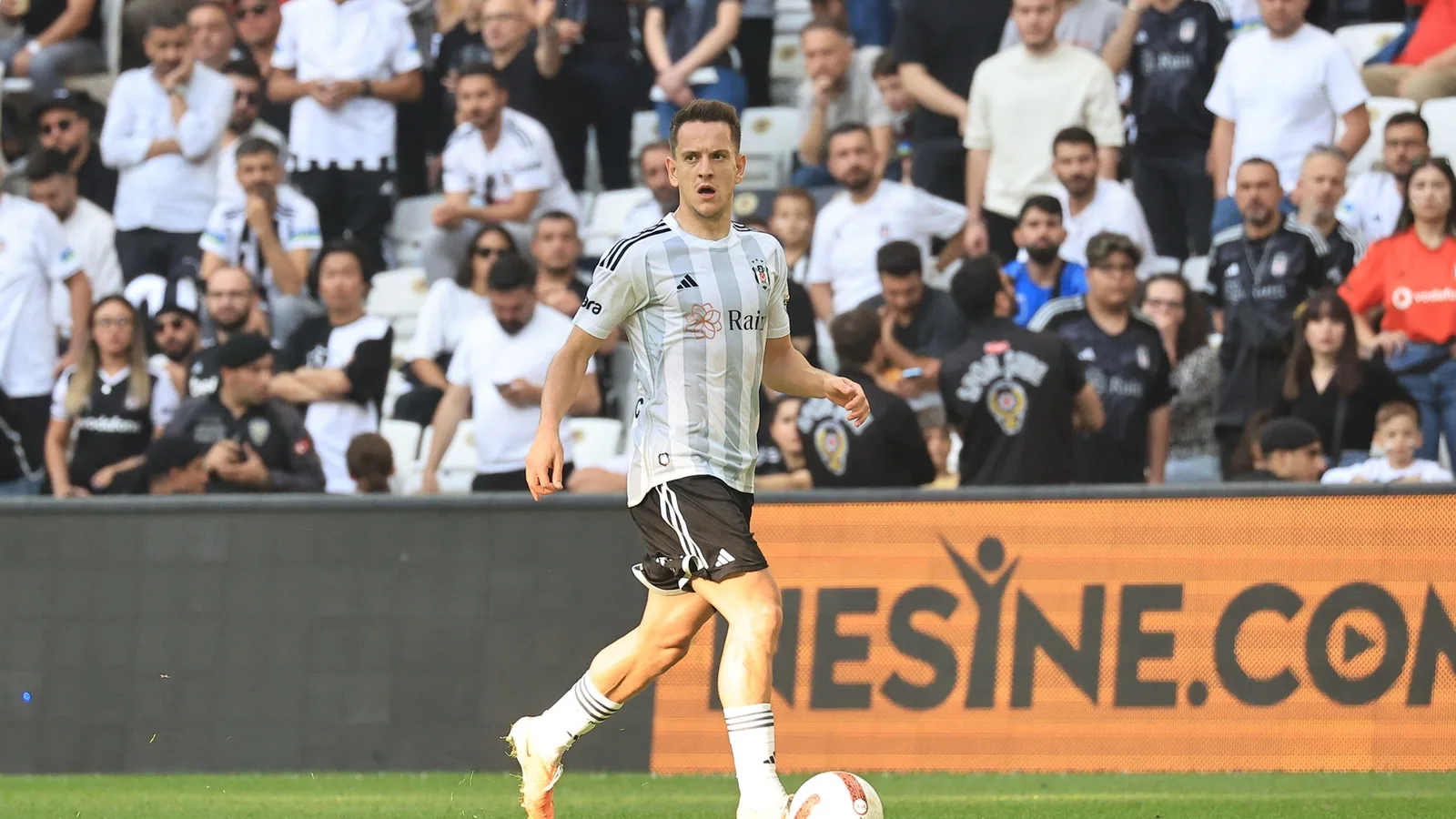 Амир Хаджиахметович с екипа на Бешикташ по време на мач през октомври 2023 година — архивен кадър