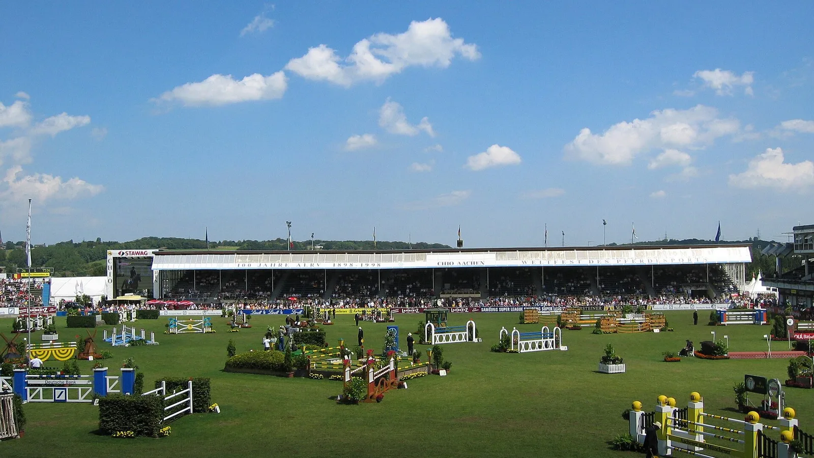 Арената за прескачане на препятствия в Аахен по време на голям турнир по конен спорт