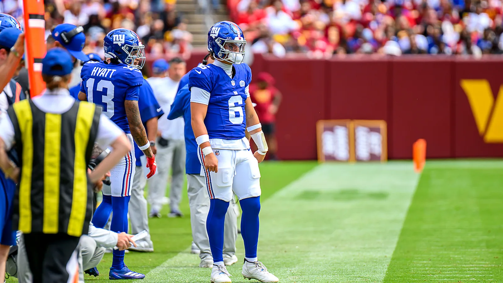 Джаксън Дарт с номер 6 на Ню Йорк Джайънтс по време на мач от NFL през 2025 година