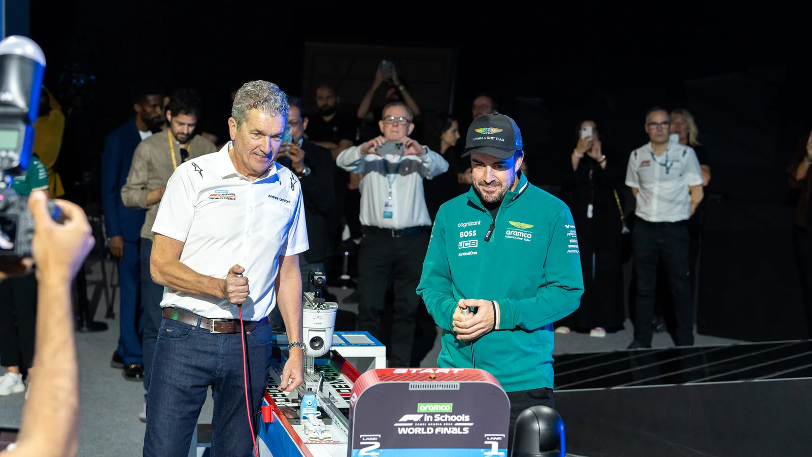 Фернандо Алонсо на събитие F1 in Schools през 2024 г. — архивна снимка, не от разговорите за правилата на Формула 1. Off The Track Media / Wikimedia Commons, CC BY 2.0 (https://creativecommons.org/licenses/by/2.0/); оригинал: https://commons.wikimedia.org/wiki/File:Fernando_Alonso_racing_at_the_2024_F1_in_Schools_World_Finals.jpg; изрязана до 16:9.