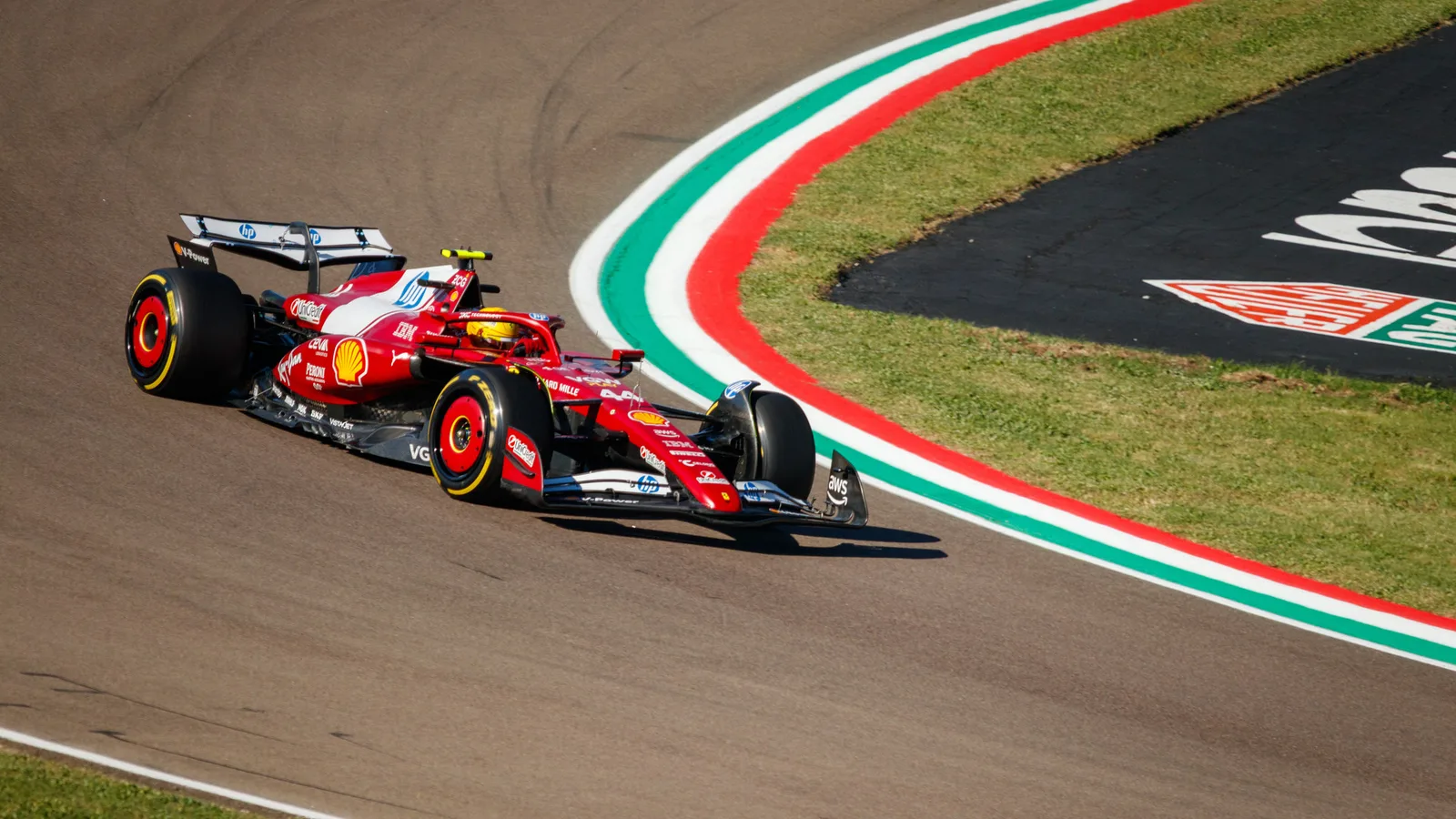 Люис Хамилтън в болида Ferrari №44 на пистата Имола през 2025 г. — архивен кадър, не от Баку