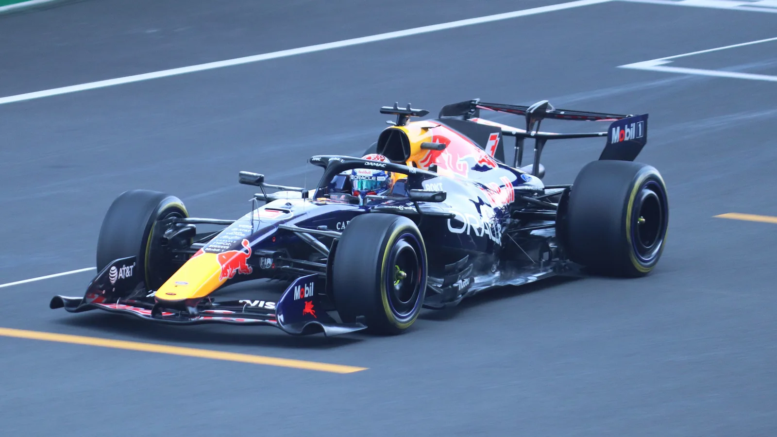 Архив: Макс Верстапен с Red Bull на Гран при на Китай 2026; не е кадър от Остин. Liauzh / Wikimedia Commons, CC BY 4.0. Оригинал: https://commons.wikimedia.org/wiki/File:2026_Chinese_GP_-_Red_Bull_-_Max_Verstappen_-_FP1.jpg ; https://creativecommons.org/licenses/by/4.0/ ; минимално изрязано и оразмерено до 1920×1080 без AI редакция.