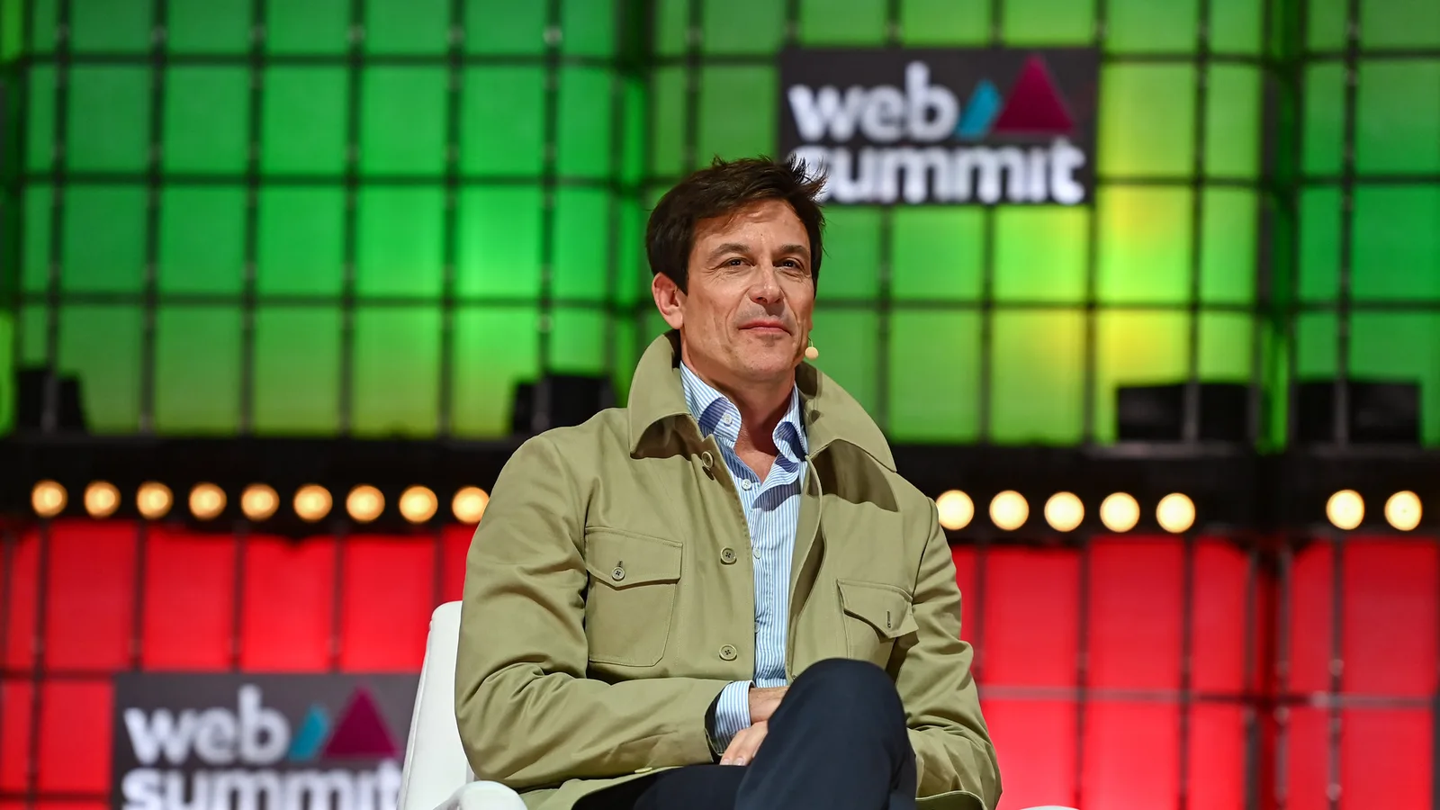 Архив: Тото Волф на Web Summit в Лисабон, 3 ноември 2022 г.; не е кадър от подкаста Cheeky Pint. Ben McShane / Web Summit via Sportsfile, Wikimedia Commons, CC BY 2.0. Изрязано и оразмерено до 16:9, без AI редакция. https://commons.wikimedia.org/wiki/File:2022_-_Centre_Stage_BE6_4252_(52474843183).jpg ; https://creativecommons.org/licenses/by/2.0/