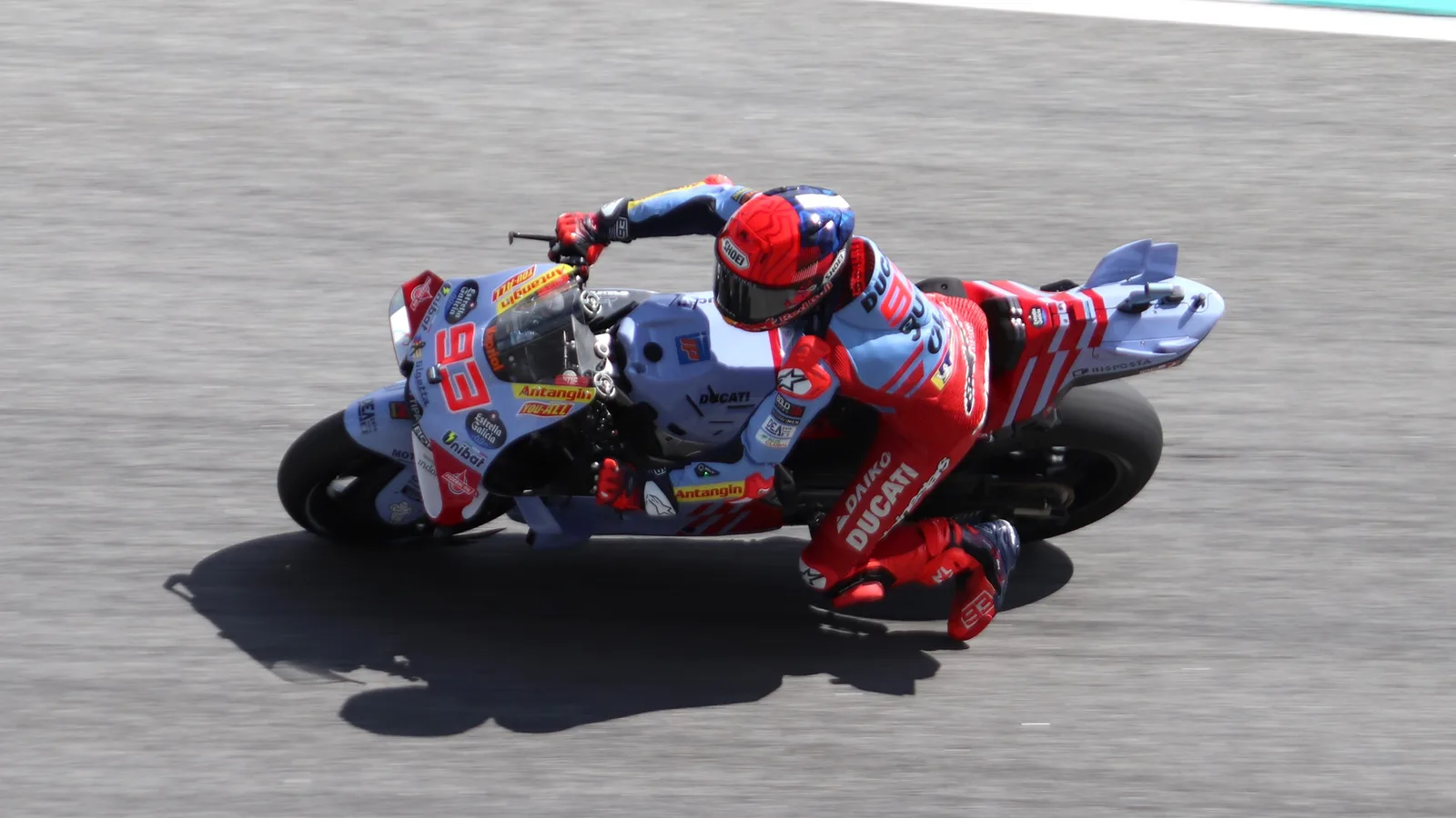 Марк Маркес с Gresini Ducati по време на Гран при на Малайзия през 2024 г. — архивна снимка, не от картинг проявата в Мотеги през 2026 г. Liauzh / Wikimedia Commons, CC BY-SA 4.0; изрязано до 16:9. Оригинал: https://commons.wikimedia.org/wiki/File:MotoGP_2024_Malaysian_Grand_Prix_-_Gresini_Racing_-_Marc_M%C3%A1rquez.jpg ; лиценз: https://creativecommons.org/licenses/by-sa/4.0/ ; производното изображение е под CC BY-SA 4.0.
