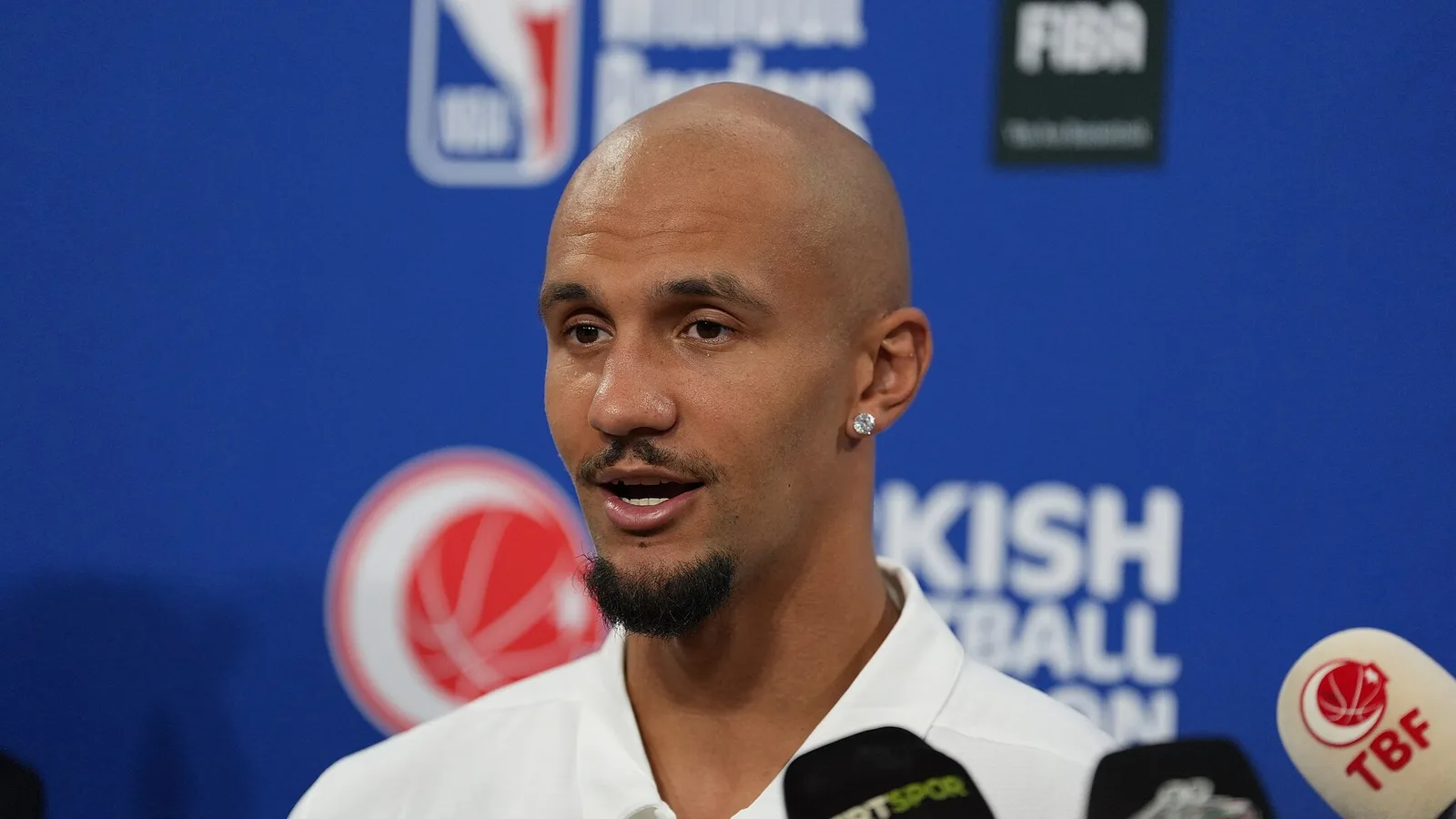 Архив: Джейлън Съгс на Basketball Without Borders в Истанбул, 26 август 2026 г.; не е кадър от контузията или мача Орландо – Никс. Zafer / Wikimedia Commons, CC BY-SA 4.0; изрязано до 16:9, производното под същия лиценз. https://commons.wikimedia.org/wiki/File:Jalen_Suggs_20260826_(2).JPG ; https://creativecommons.org/licenses/by-sa/4.0/