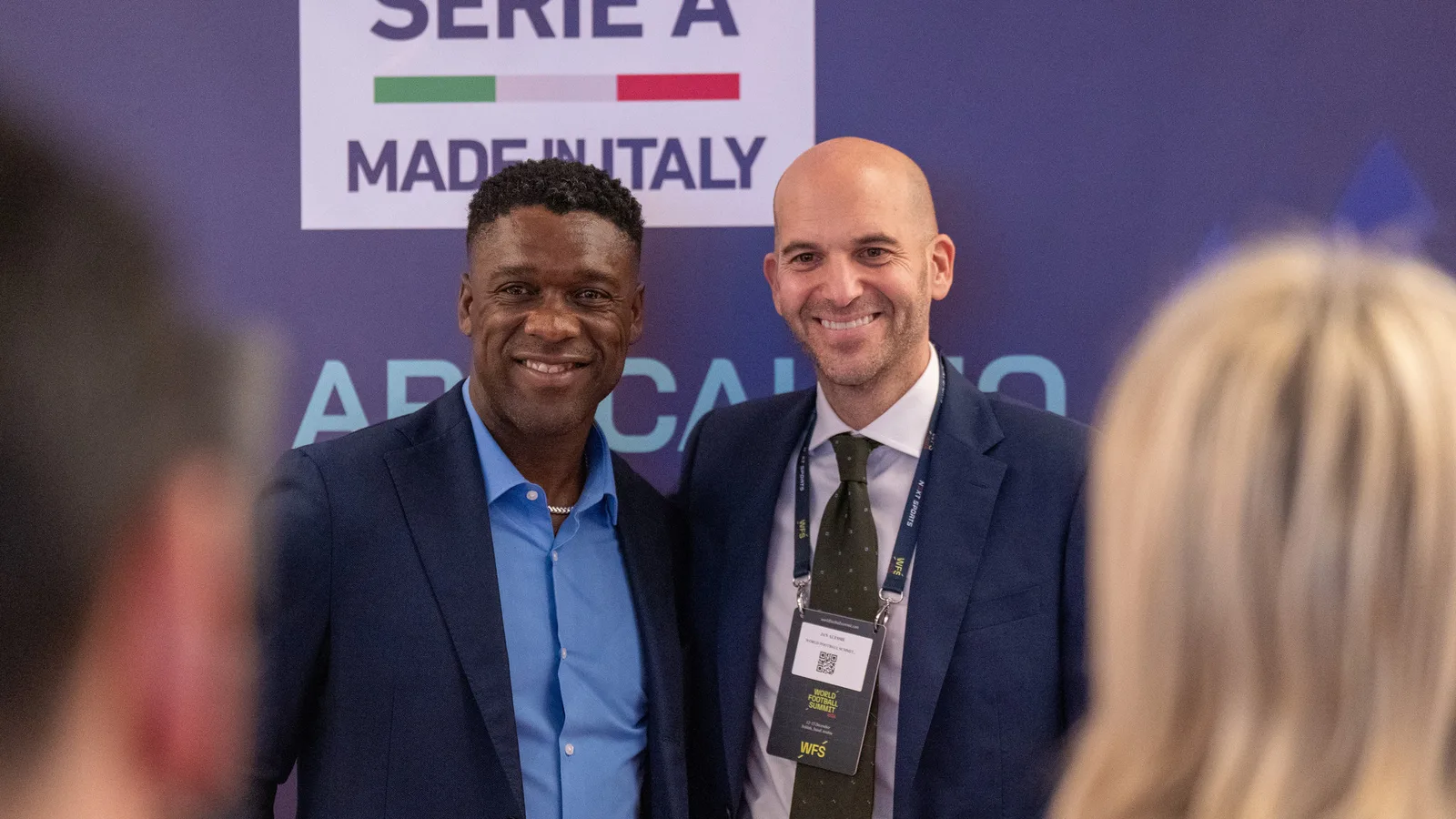 Архивна снимка на Кларънс Зеедорф (вляво) с Ян Алеси на World Football Summit; не е кадър от назначението в Коринтианс. Antongb22 / Wikimedia Commons, CC BY-SA 4.0; изрязано до 16:9, производното изображение е под същия лиценз. Оригинал: https://commons.wikimedia.org/wiki/File:Seedorf_WFS.jpg ; лиценз: https://creativecommons.org/licenses/by-sa/4.0/