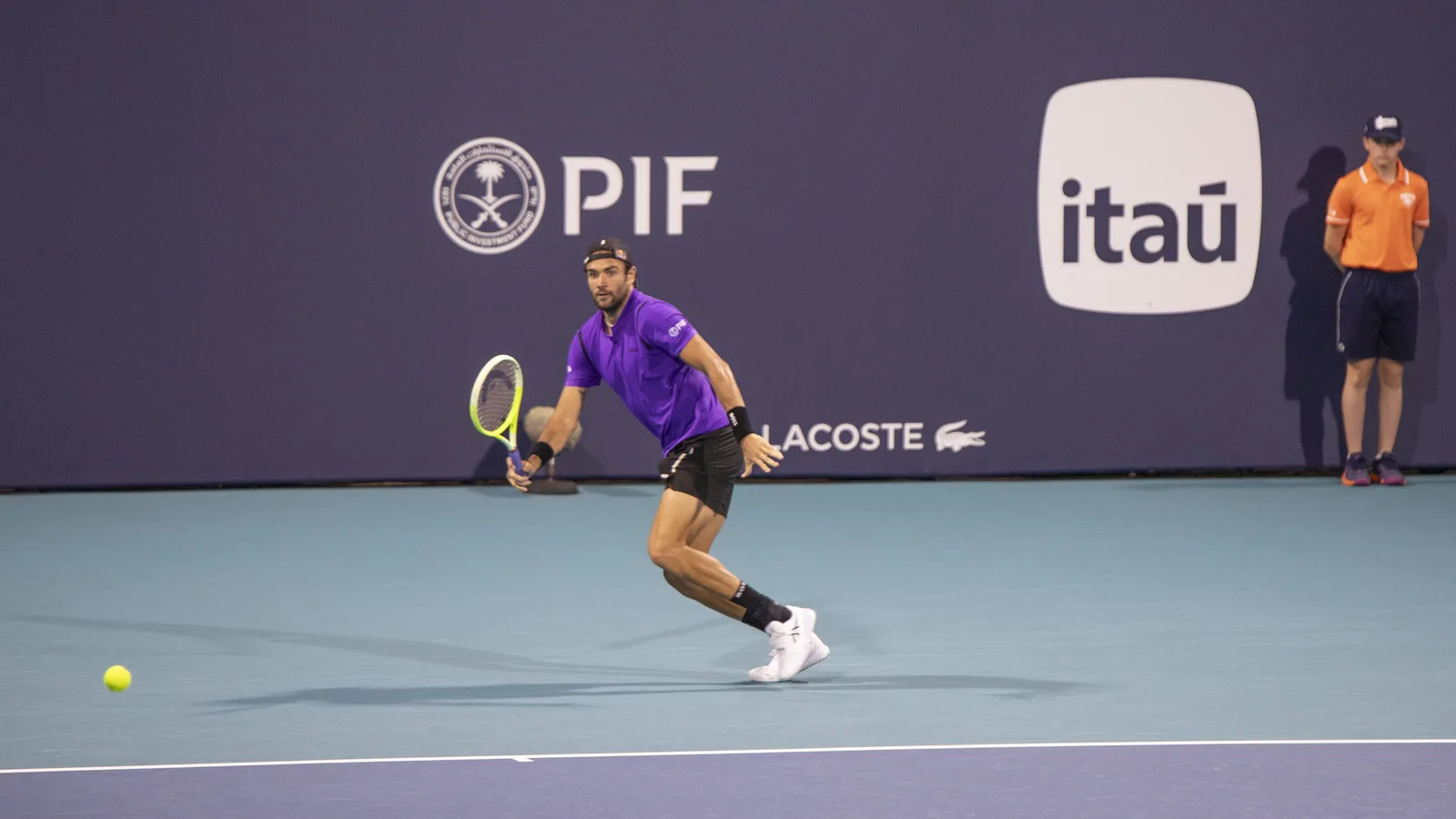 Матео Беретини на корта по време на Miami Open през март 2025 г. — архивен кадър, не от Шанхай 2026. Vbrunophotog / Wikimedia Commons, CC BY-SA 4.0; изрязано до 16:9. Оригинал: https://commons.wikimedia.org/wiki/File:Matteo_Berrettini_at_2025_Miami_Open_02.jpg ; лиценз: https://creativecommons.org/licenses/by-sa/4.0/ ; адаптацията е под CC BY-SA 4.0.