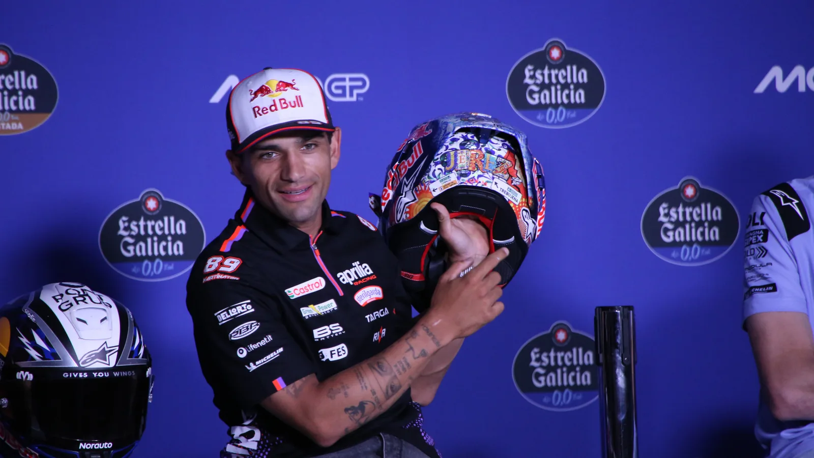 Архив: Хорхе Мартин с екип на Aprilia представя каската си в Херес, 23 април 2026 г.; не е кадър от контузията в Австралия. René 2782 / Wikimedia Commons, CC BY-SA 4.0. Изрязано и оразмерено до 16:9 без AI редакция; производното остава под същия лиценз. Оригинал: https://commons.wikimedia.org/wiki/File:Jorge_Mart%C3%ADn_Jerez_GP_2026_casco_speciale_2.jpg ; лиценз: https://creativecommons.org/licenses/by-sa/4.0/