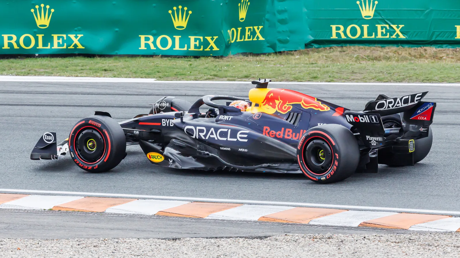 Архив: Макс Верстапен с Red Bull в Зандвоорт, 24 август 2024 г.; не е кадър от Остин 2026. Steffen Prößdorf / Wikimedia Commons, CC BY-SA 4.0; https://creativecommons.org/licenses/by-sa/4.0/ . Минимално изрязано и оразмерено до 16:9; производното остава под същия лиценз. Оригинал: https://commons.wikimedia.org/wiki/File:2024-08-24_Motorsport,_Formel_1,_Gro%C3%9Fer_Preis_der_Niederlande_2024_STP_3456_by_Stepro.jpg