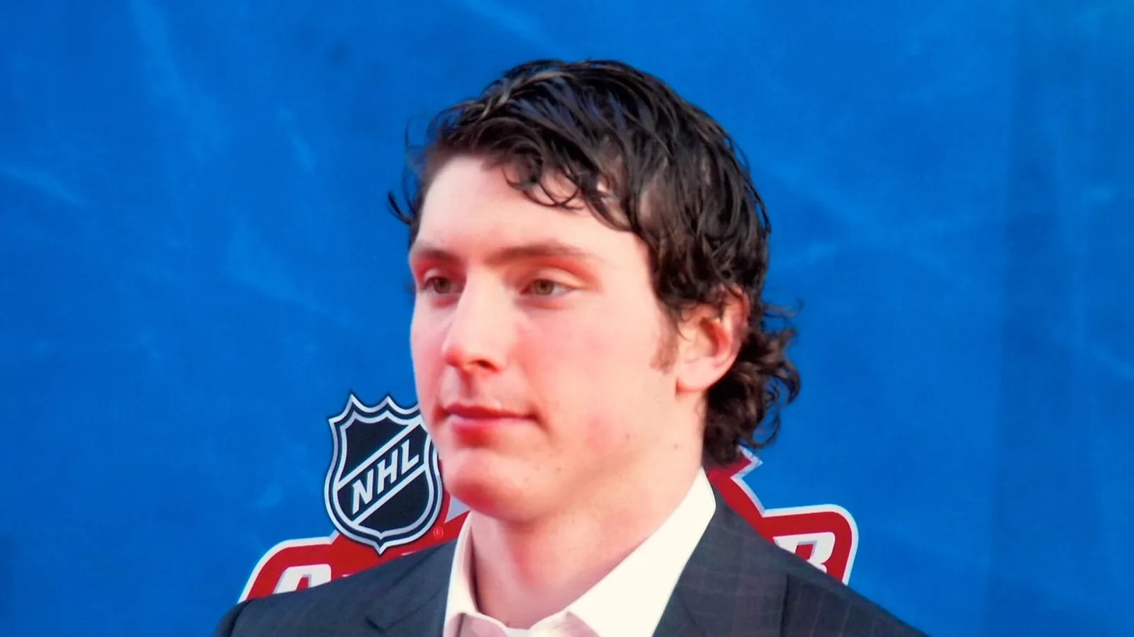 Архив: Мат Дюшене на NHL All-Star Game през януари 2011 г.; не е кадър от операцията или от Далас през 2026 г. Benjamin Reed / Wikimedia Commons, CC BY-SA 2.0. Оригинал: https://commons.wikimedia.org/wiki/File:Matt_Duchene_2011_ASG.jpg ; лиценз: https://creativecommons.org/licenses/by-sa/2.0/ ; изрязано до 16:9 и оразмерено, адаптацията е под същия лиценз.
