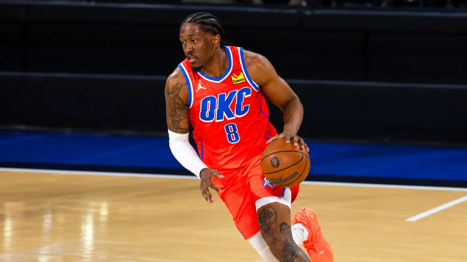 Джейлън Уилямс с Оклахома Сити: AI адаптация на архивна снимка от NBA Cup, 14 декември 2025 г.; не е кадър от контузията или мача с Клипърс. Daiei Onoguchi / Wikimedia Commons, CC BY 4.0. Променени фон и кадриране с image-to-image; 16:9. https://commons.wikimedia.org/wiki/File:Jalen_Williams_OKCThunder_2025_NBA_Cup.jpg ; https://creativecommons.org/licenses/by/4.0/