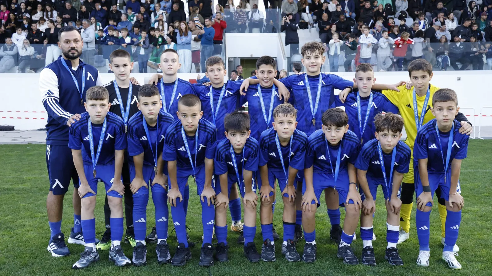 Децата на Левски на Elit Neon Cup в Атина през октомври 2026 г. Официална клубна снимка, изрязана до 16:9 без промяна на лица и екипи.