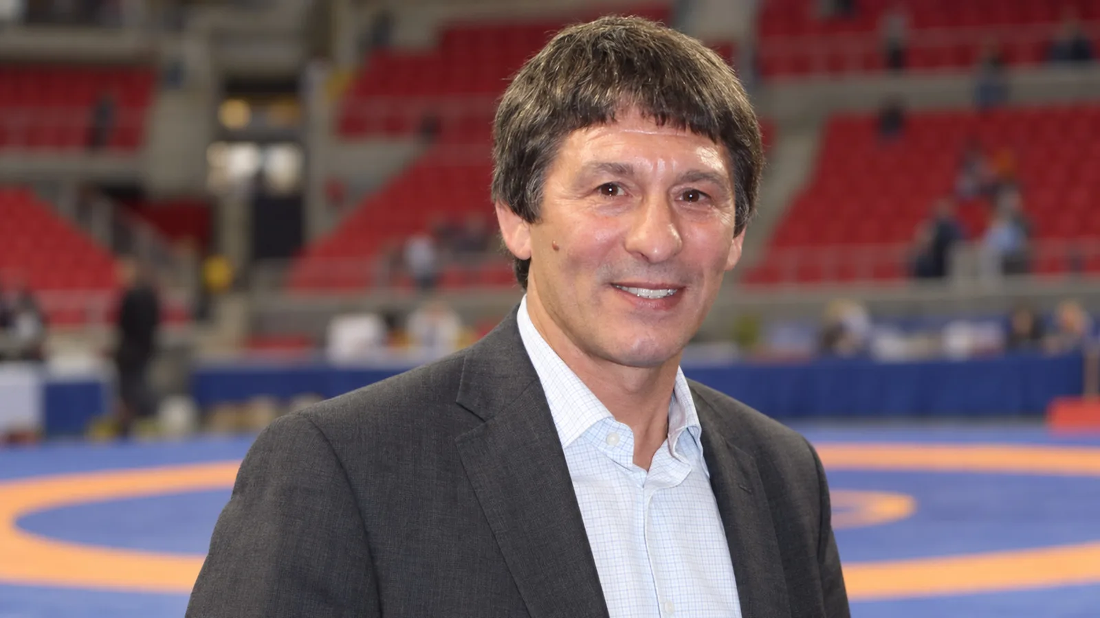 Валентин Йорданов — архивен портрет от БФ Борба с AI адаптация на фона и кадрирането; не е документален кадър от пресконференцията през октомври 2026 г.