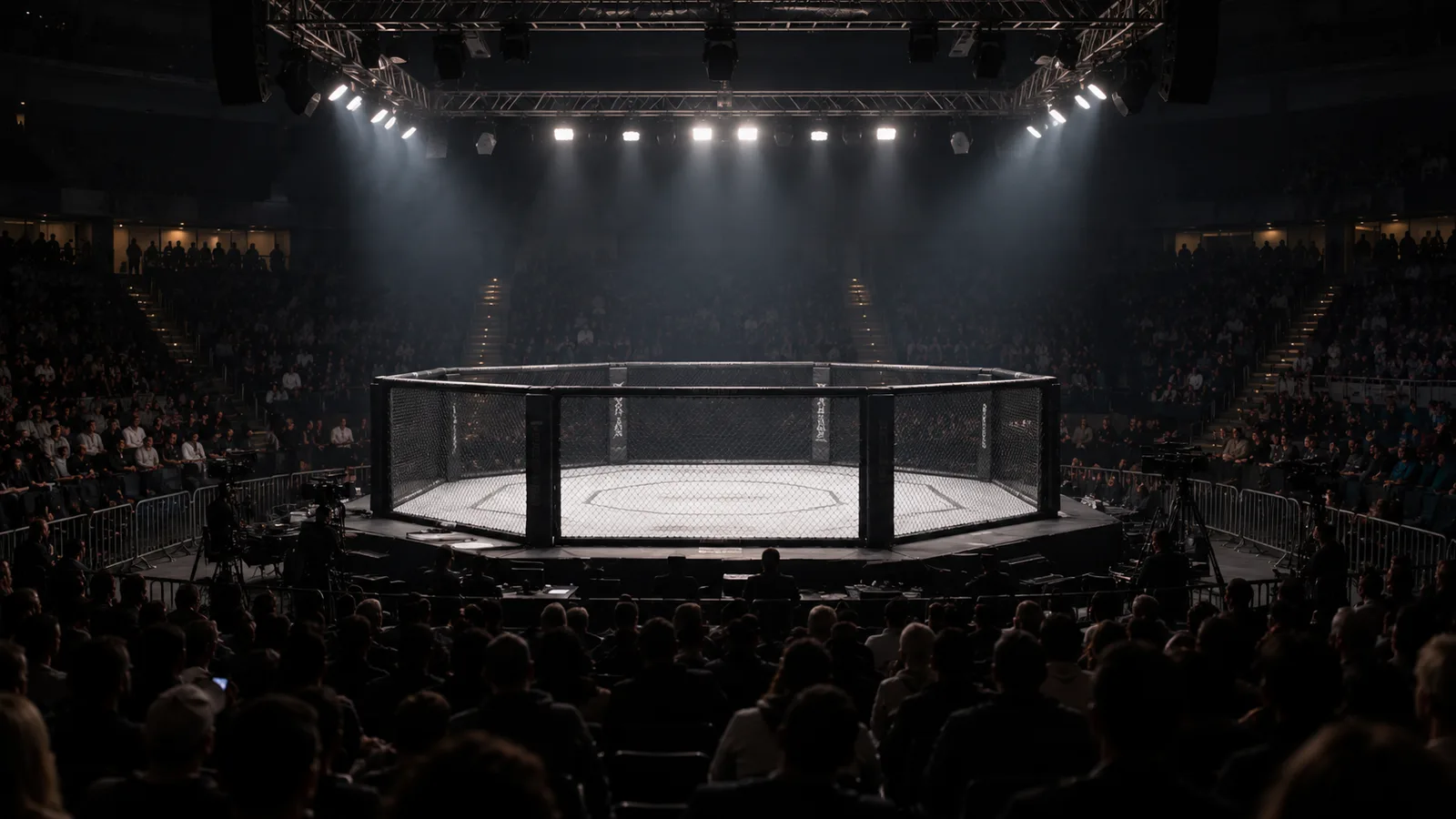 Редакционна илюстрация на зала с клетка за ММА преди обявената вечер Cage Warriors 212; не е кадър от събитието в Лондон