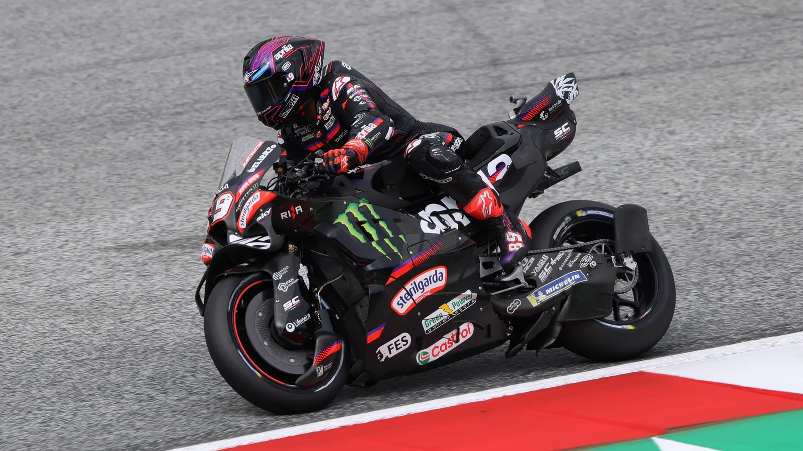 Архив: Хорхе Мартин с Aprilia №89 в Австрия, 18 септември 2026 г.; не е кадър от Сепанг или доказателство за травмата. Lukas Raich / Wikimedia Commons, CC BY-SA 4.0. Оригинал: https://commons.wikimedia.org/wiki/File:MotoGP_2026_Austria_Nr._89_Mart%C3%ADn_(1).jpg ; https://creativecommons.org/licenses/by-sa/4.0/ . Минимално изрязано и оразмерено до 1920×1080 без AI; производното остава под същия лиценз.