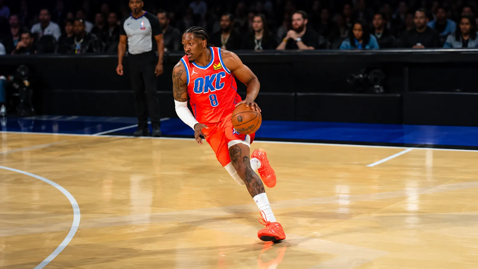 Архив: Джейлън Уилямс с Оклахома Сити Тъндър на NBA Cup в Лас Вегас, 14 декември 2025 г.; не е кадър от мача с Клипърс или контузията през 2026 г. AI image-to-image адаптация: разширен фон, кадриране и преоразмеряване по Daiei Onoguchi / Wikimedia Commons, CC BY 4.0. Оригинал: https://commons.wikimedia.org/wiki/File:Jalen_Williams_OKCThunder_2025_NBA_Cup.jpg ; лиценз: https://creativecommons.org/licenses/by/4.0/