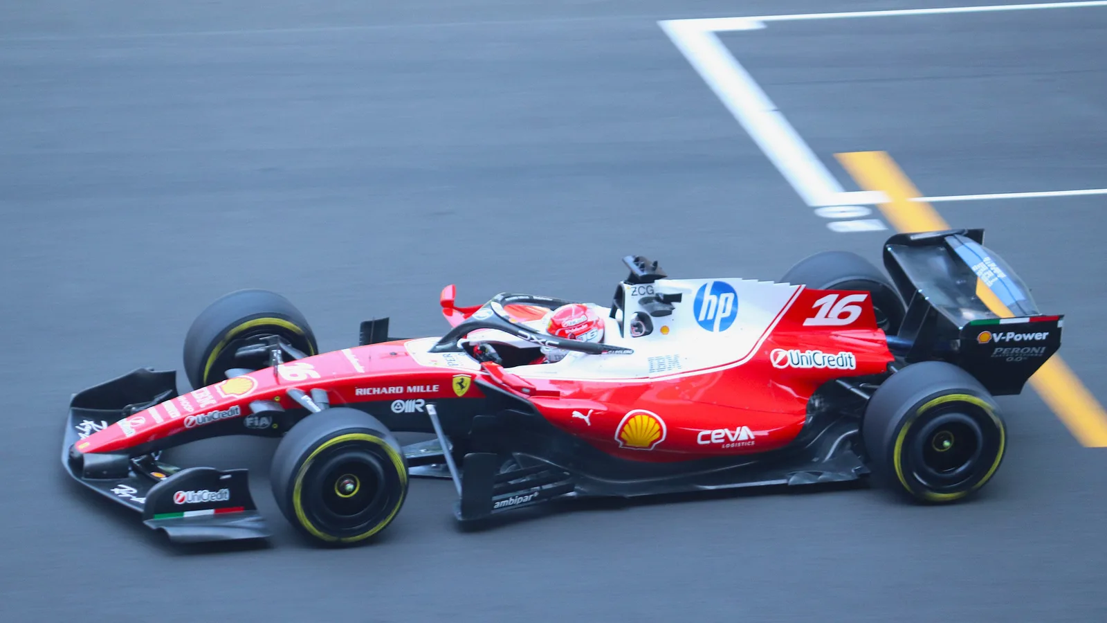Архив: Шарл Льоклер с Ferrari №16 в първата тренировка за Гран при на Китай, 13 март 2026 г.; не е кадър от Мексико. Liauzh / Wikimedia Commons, CC BY 4.0, https://creativecommons.org/licenses/by/4.0/ . Оригинал: https://commons.wikimedia.org/wiki/File:2026_Chinese_GP_-_Ferrari_-_Charles_Leclerc_-_FP1.jpg ; минимално изрязано и оразмерено до 1920×1080 без AI редакция.