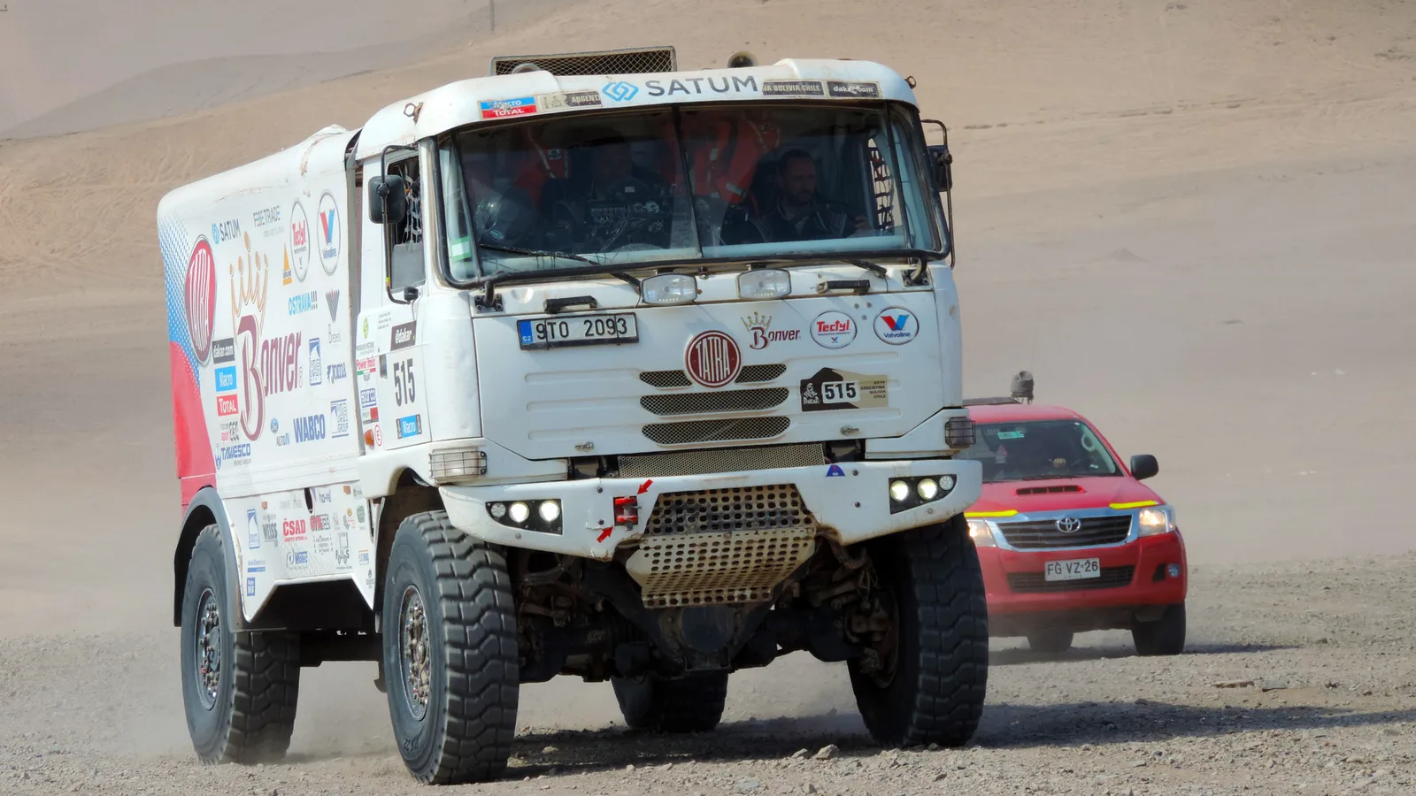 Архив: камион Tatra №515 на Рали Дакар 2014 в пустинята Атакама, Чили, 17 януари 2014 г.; не е кадър от Саудитска Арабия или изданието през 2027 г. Sports Cars Fan / Wikimedia Commons, CC BY 2.0; изрязано и оразмерено до 16:9 без AI редакция. Оригинал: https://commons.wikimedia.org/wiki/File:Dakar_2014_-_Tomas_Vratnik_(Czech_Republic)_-_21019484929.jpg ; лиценз: https://creativecommons.org/licenses/by/2.0/