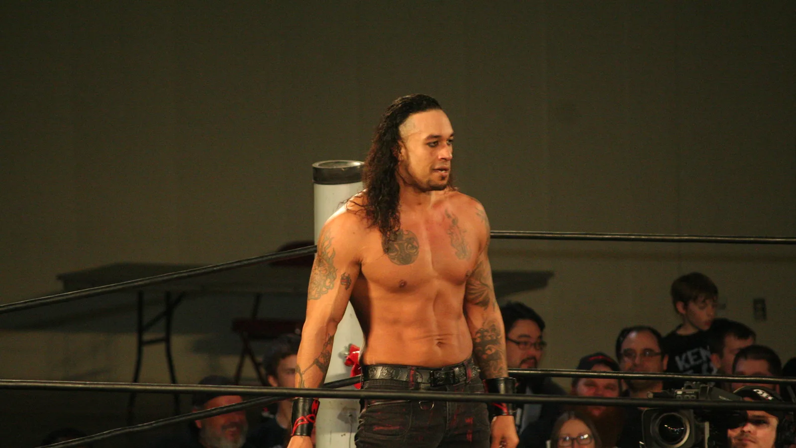 Архив: Деймиън Прийст (тогава Punishment Martinez) на ринга на Ring of Honor в Кънкорд през февруари 2017 г.; не е кадър от SmackDown в Пърт или от мач с Алистър Блек. Mike Kalasnik / Wikimedia Commons, CC BY-SA 2.0, изрязано до 16:9. Оригинал: https://commons.wikimedia.org/wiki/File:Punishment_Martinez_2017.jpg ; лиценз и преработка: https://creativecommons.org/licenses/by-sa/2.0/