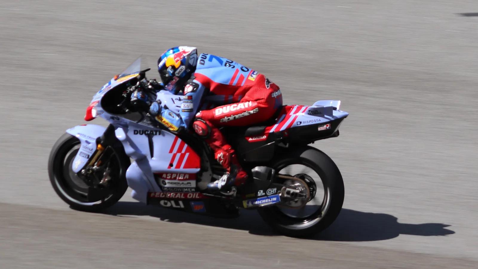 Алекс Маркес с мотоциклета на Gresini Ducati в Гран при на Малайзия през 2024 г. — архивен кадър, не от Мотеги 2026. Liauzh / Wikimedia Commons, CC BY-SA 4.0; изрязано до 16:9. Оригинал: https://commons.wikimedia.org/wiki/File:MotoGP_2024_Malaysian_Grand_Prix_-_Gresini_Racing_-_%C3%81lex_M%C3%A1rquez.jpg ; лиценз: https://creativecommons.org/licenses/by-sa/4.0/ ; производното изображение е под CC BY-SA 4.0.