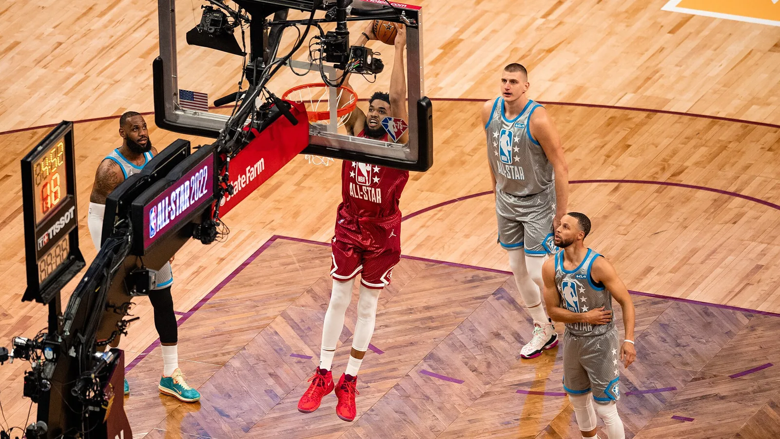 Архив: Карл-Антъни Таунс в червен екип на NBA All-Star, 20 февруари 2022 г.; не е кадър от Ню Йорк – Детройт 2026. Erik Drost / Wikimedia Commons, CC BY 2.0; изрязано до 16:9 без генеративни промени. https://commons.wikimedia.org/wiki/File:Karl-Anthony_Towns_(51916369489).jpg ; https://creativecommons.org/licenses/by/2.0/