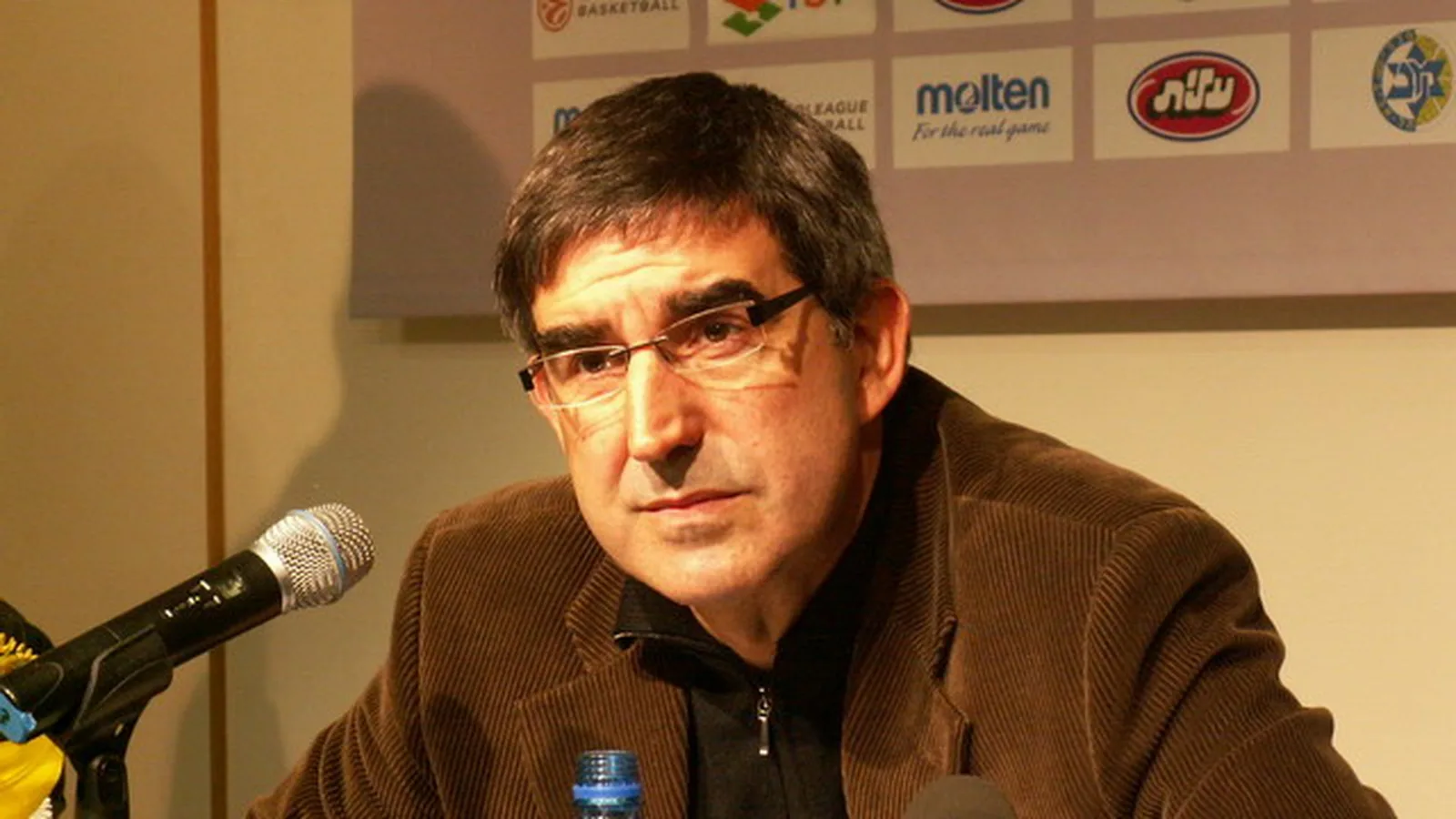Archive: Jordi Bertomeu at a press conference, uploaded October 2006; not a photograph of the 2026 interview. Avi Kedmi / Wikimedia Commons, public domain. Cropped to 16:9 and resized. Source: https://commons.wikimedia.org/wiki/File:Bertomeu101.JPG