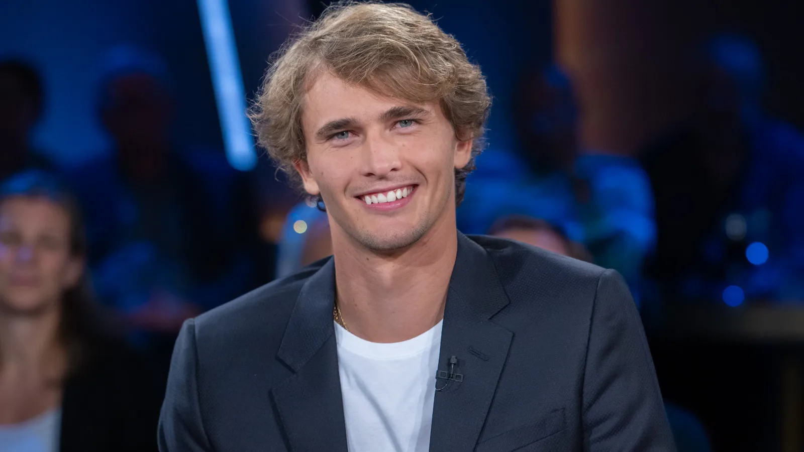 Александър Зверев в телевизионното предаване NDR Talk Show на 9 септември 2022 г. — архивна снимка, не от турнирите в Пекин или Шанхай. Фото: Stefan Brending / Wikimedia Commons, CC BY-SA 3.0 DE. Оригинал: https://commons.wikimedia.org/wiki/File:2022_Alexander_Zverev_-_by_2eight_-_9SC4939.jpg ; лиценз: https://creativecommons.org/licenses/by-sa/3.0/de/ ; изрязана до 16:9.