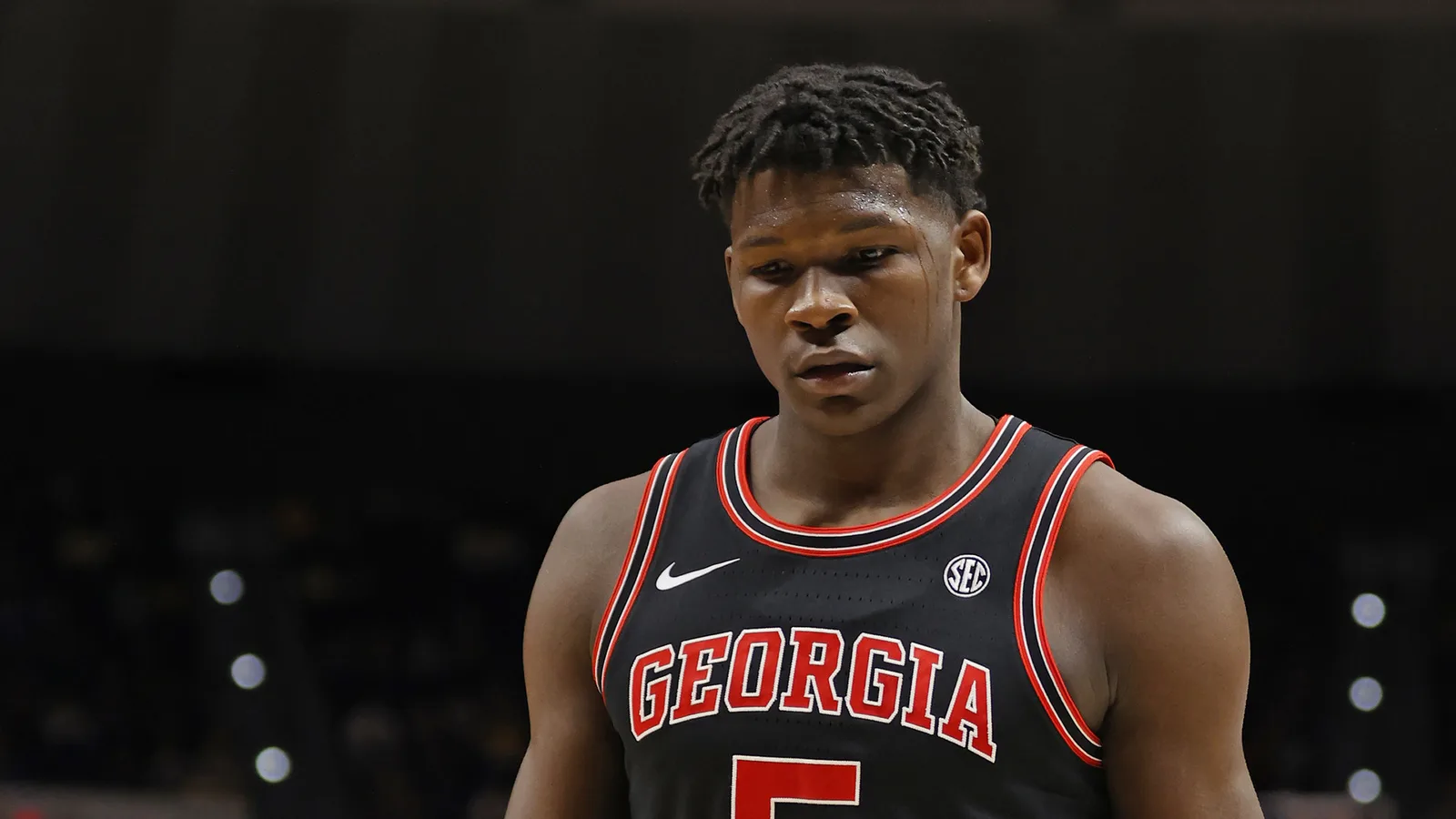 Архив: Антъни Едуардс с Джорджия срещу LSU, 7 март 2020 г.; не е кадър от Минесота или контузията през 2026 г. CCS Pictures (CCS Images) / Wikimedia Commons, CC BY-SA 2.0; изрязано и оразмерено до 16:9, производното е под същия лиценз. https://commons.wikimedia.org/wiki/File:Anthony_Edwards.jpg ; https://creativecommons.org/licenses/by-sa/2.0/
