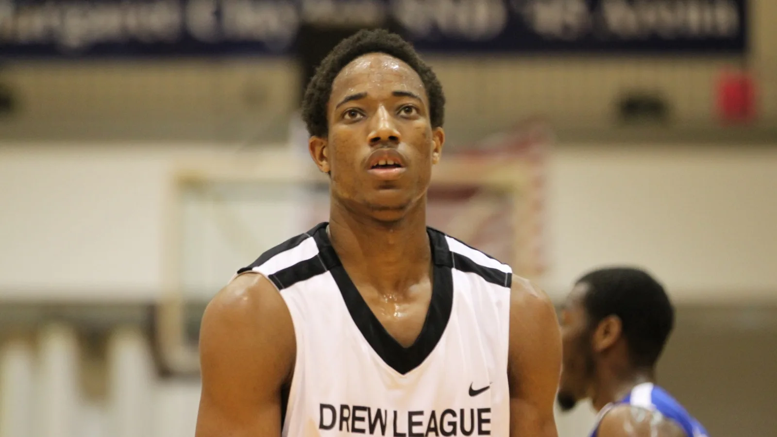 Демар Дерозан в Drew League през август 2011 г. — архивна снимка, не кадър от Денвър. Game Face / Wikimedia Commons, CC BY-SA 2.0; изрязано до 16:9. https://commons.wikimedia.org/wiki/File:DeMar_DeRozan_Drew-Goodman.jpg ; https://creativecommons.org/licenses/by-sa/2.0/ ; редакционната обработка е под CC BY-SA 2.0.