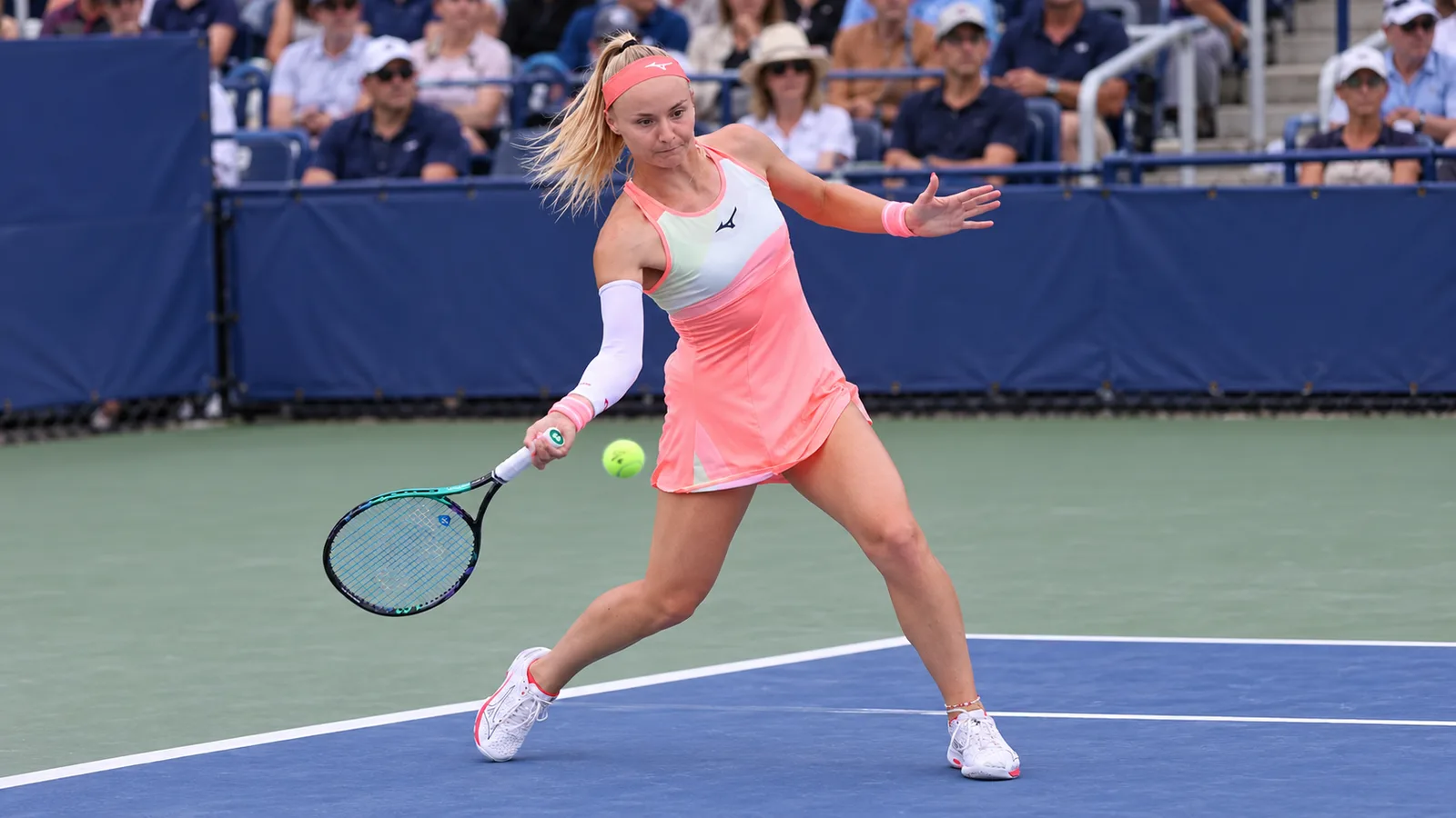 Ребека Шрамкова на твърд корт — архивен кадър от US Open 2023, редактиран в хоризонтална композиция с AI; не показва мача с Алевтина Ибрагимова в Суджоу. Hameltion / Wikimedia Commons, CC BY-SA 4.0, https://commons.wikimedia.org/wiki/File:Rebecca_Šramková_(2023_US_Open)_06.jpg ; https://creativecommons.org/licenses/by-sa/4.0/ ; производното изображение е при CC BY-SA 4.0.