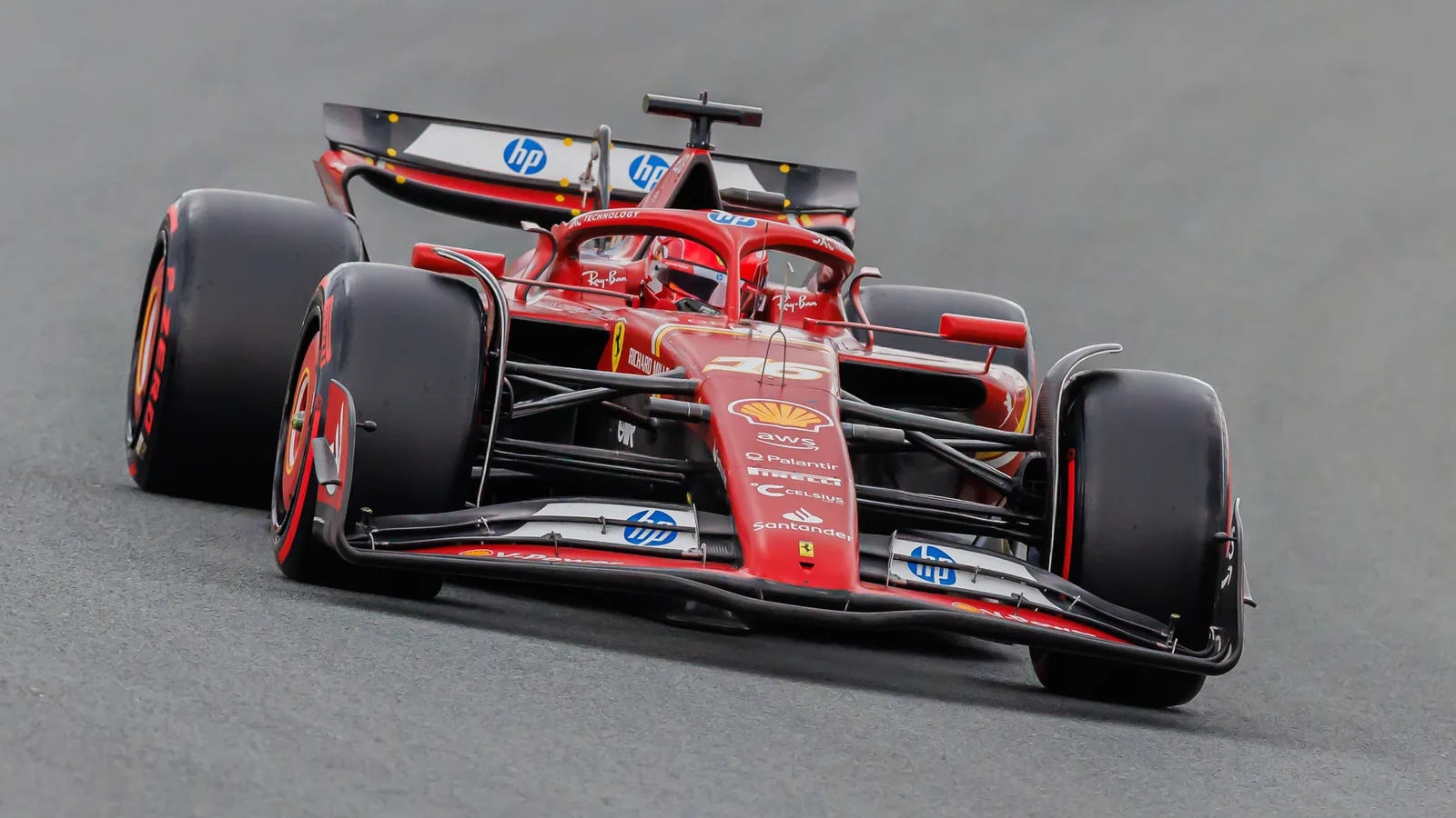 Архив: Шарл Льоклер с Ferrari №16 в Зандвоорт, 24 август 2024 г.; не е кадър от Остин 2026. Steffen Prößdorf / Wikimedia Commons, CC BY-SA 4.0: https://creativecommons.org/licenses/by-sa/4.0/ . Минимално изрязано и оразмерено до 16:9; производното остава под същия лиценз. Оригинал: https://commons.wikimedia.org/wiki/File:2024-08-24_Motorsport,_Formel_1,_Gro%C3%9Fer_Preis_der_Niederlande_2024_STP_3412_by_Stepro.jpg