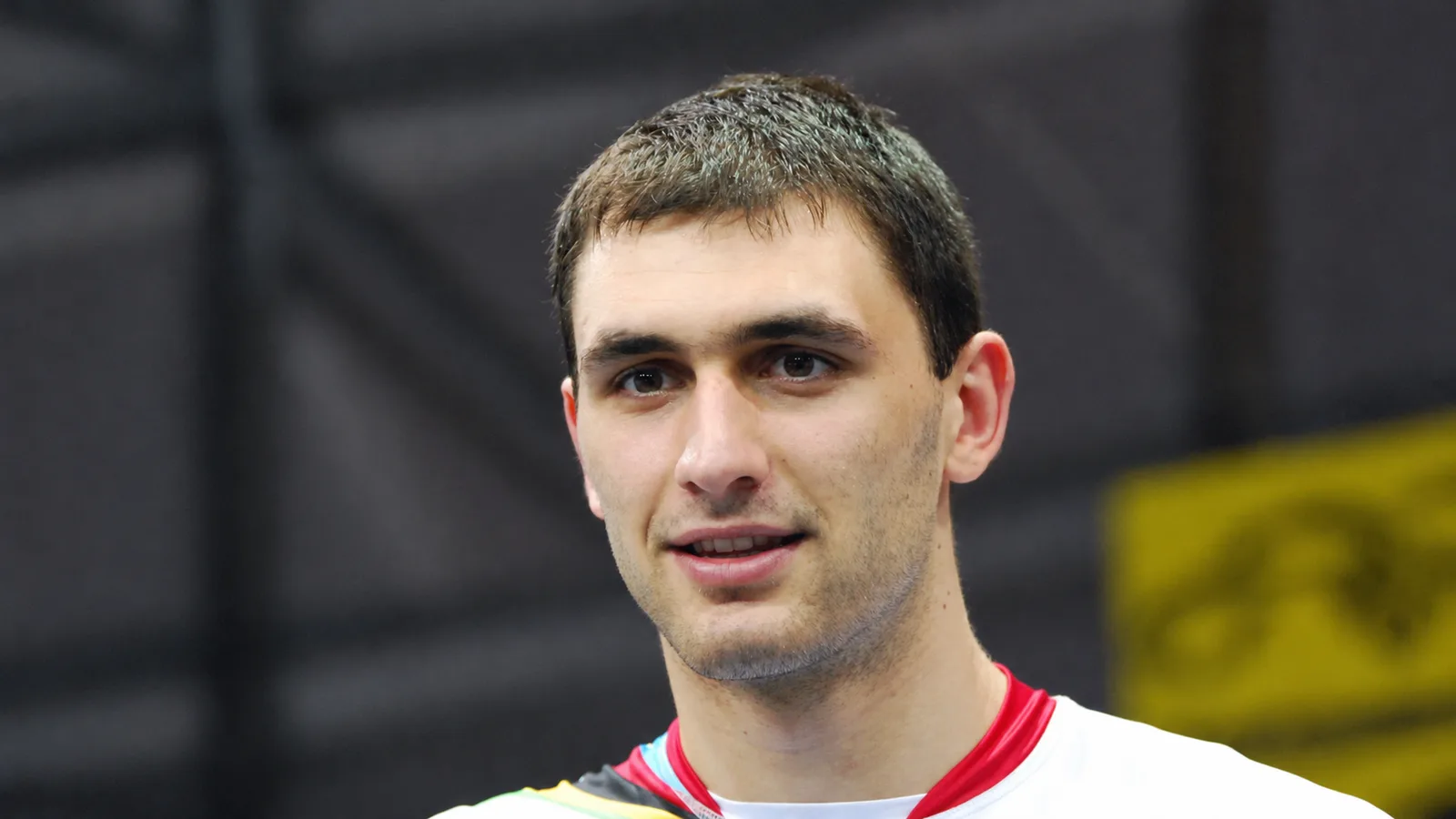 Архивна редакционна AI адаптация на Цветан Соколов с Тренто през 2011 г.; не е кадър от Дея или възстановяването през 2026 г. Хата и Витао не са показани. Maria Giulia Tolotti / Wikimedia Commons, CC BY-SA 3.0; разширен фон и кадриране, производното е под същия лиценз. Оригинал: https://commons.wikimedia.org/wiki/File:Tsvetan_Sokolov2.jpg ; лиценз: https://creativecommons.org/licenses/by-sa/3.0/