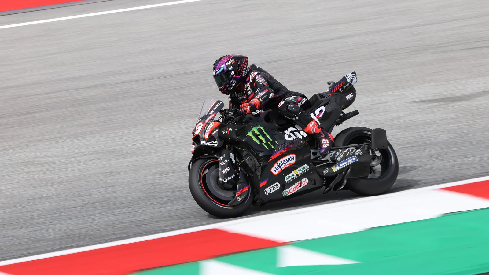 Архив: Хорхе Мартин с Aprilia №89 на Гран при на Австрия, 18 септември 2026 г.; не е кадър от контузията в Австралия. Lukas Raich / Wikimedia Commons, CC BY-SA 4.0. Оригинал: https://commons.wikimedia.org/wiki/File:MotoGP_2026_Austria_Nr._89_Mart%C3%ADn_(2).jpg ; лиценз: https://creativecommons.org/licenses/by-sa/4.0/ ; минимално изрязано и оразмерено до 16:9 без AI; производното остава под CC BY-SA 4.0.