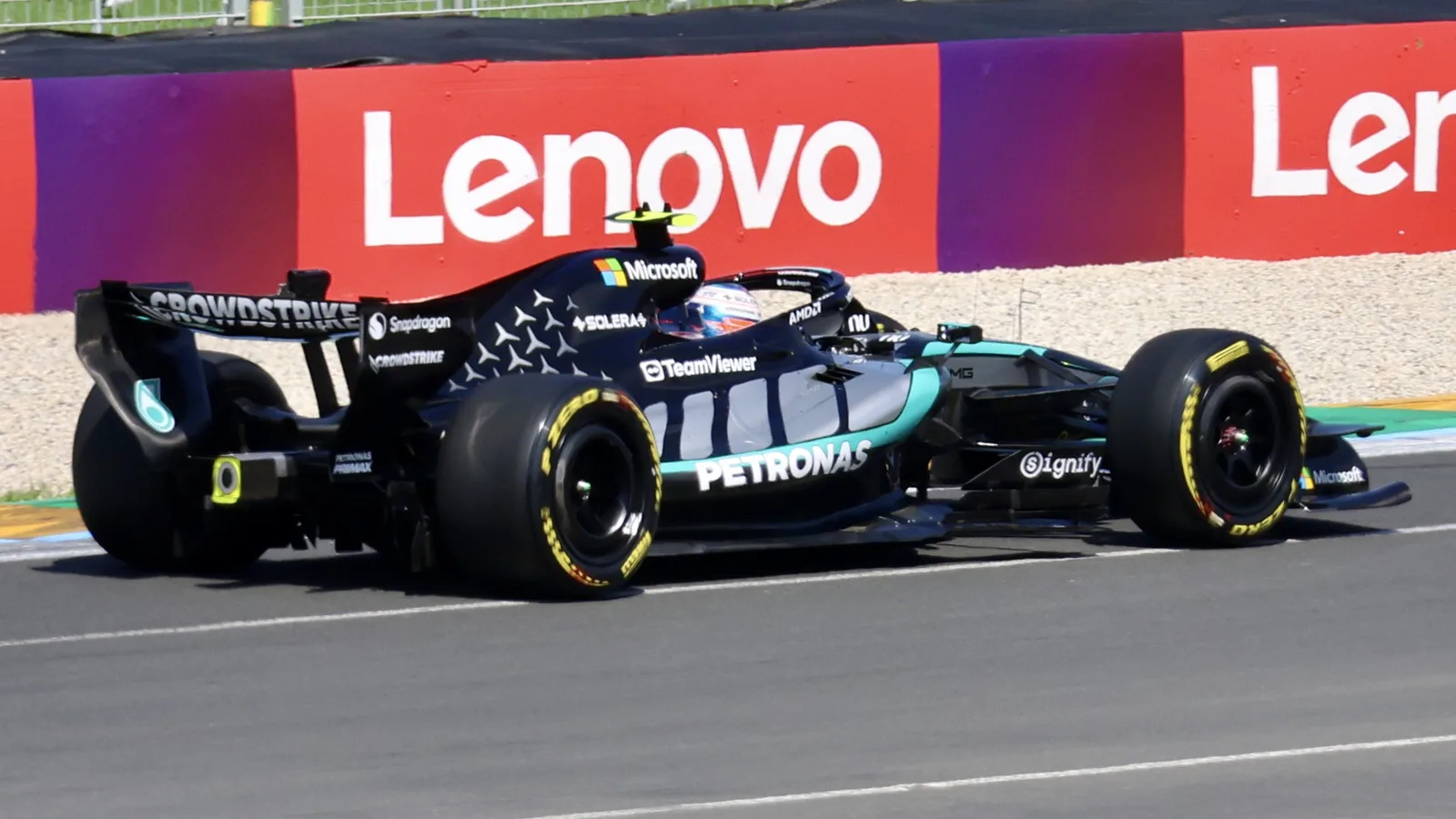 Архив: Кими Антонели с Mercedes W17 в свободна тренировка за Гран при на Австралия, 6 март 2026 г.; не е кадър от Остин. Yu Chu Chin / Wikimedia Commons, CC BY-SA 4.0. Оригинал: https://commons.wikimedia.org/wiki/File:Mercedes-AMG_F1_W17_E_Performance_of_Andrea_Kimi_Antonelli_(028A8073).jpg ; лиценз: https://creativecommons.org/licenses/by-sa/4.0/ ; изрязано и оразмерено до 1920×1080 без AI редакция; адаптацията остава под същия лиценз.