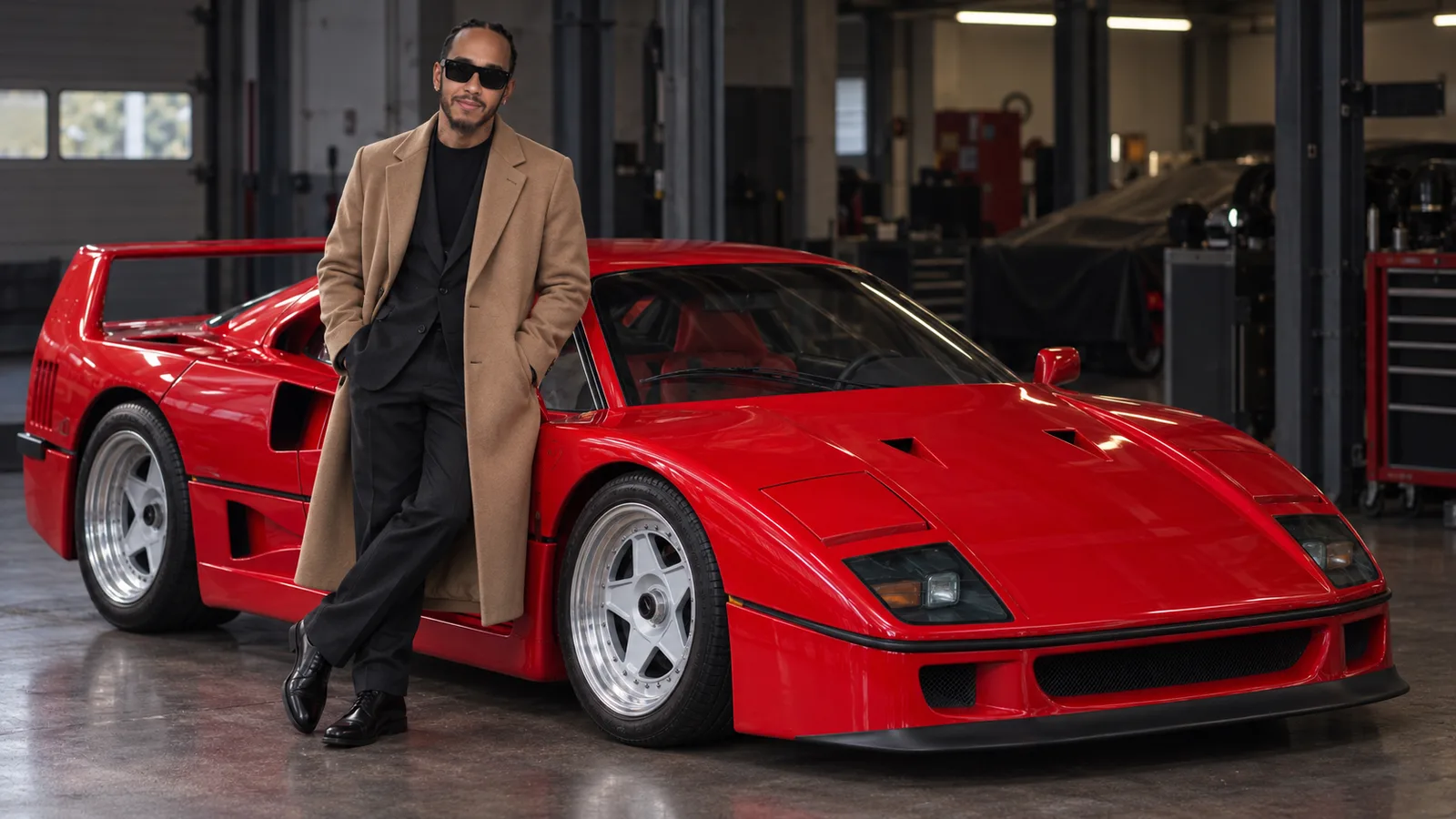 Илюстрация: Люис Хамилтън до Ferrari F40; не е кадър от реставрацията. По снимки на Liauzh и Mr.choppers / Wikimedia Commons, CC BY-SA 4.0; преработено за Sport1.bg. https://commons.wikimedia.org/wiki/File:2025_Japan_GP_-_Ferrari_-_Lewis_Hamilton_-_Fanzone_Stage.jpg ; https://commons.wikimedia.org/wiki/File:Ferrari_F40_in_Red,_federal_model,_front_left.jpg ; https://creativecommons.org/licenses/by-sa/4.0/